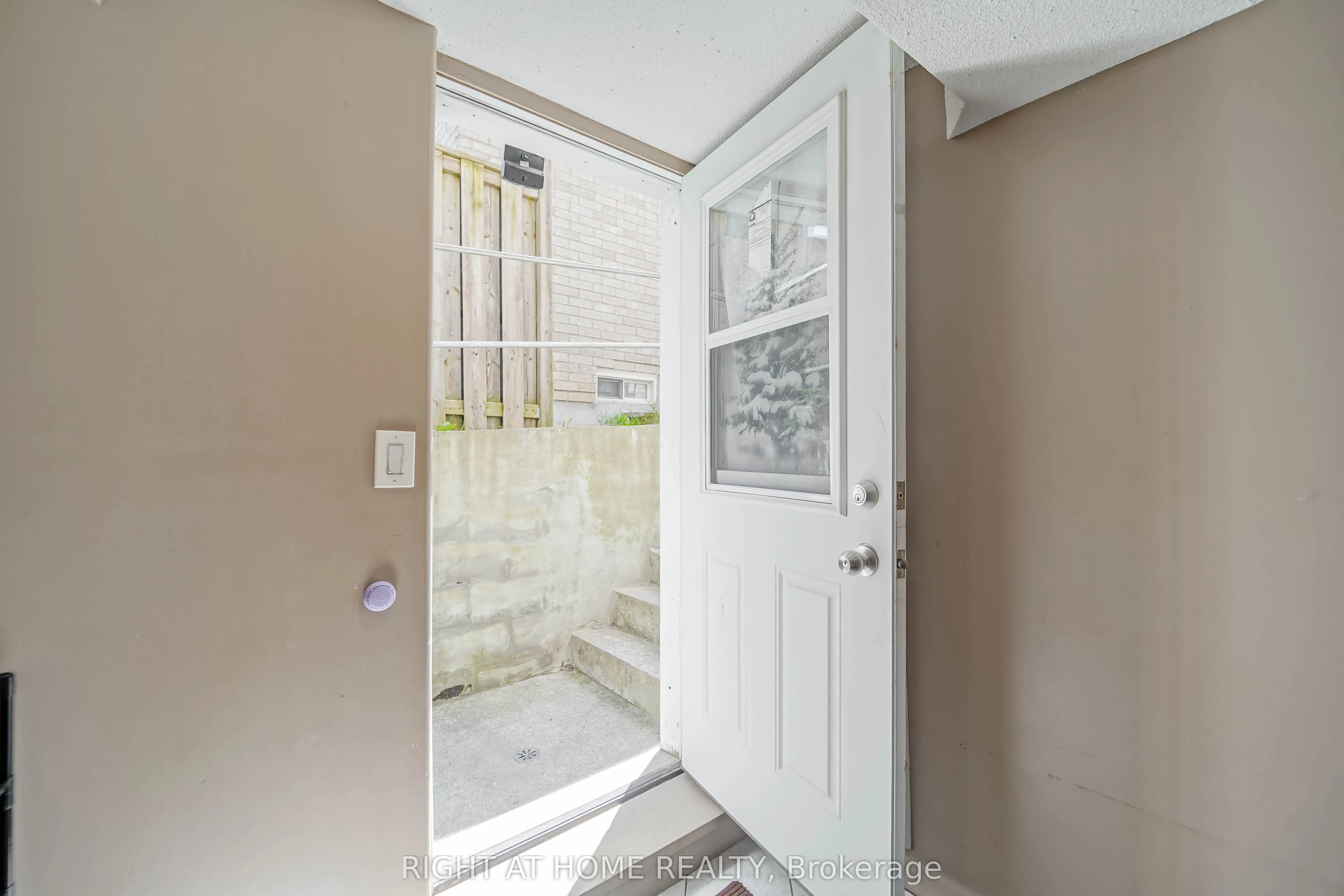 211 Andona Crescent