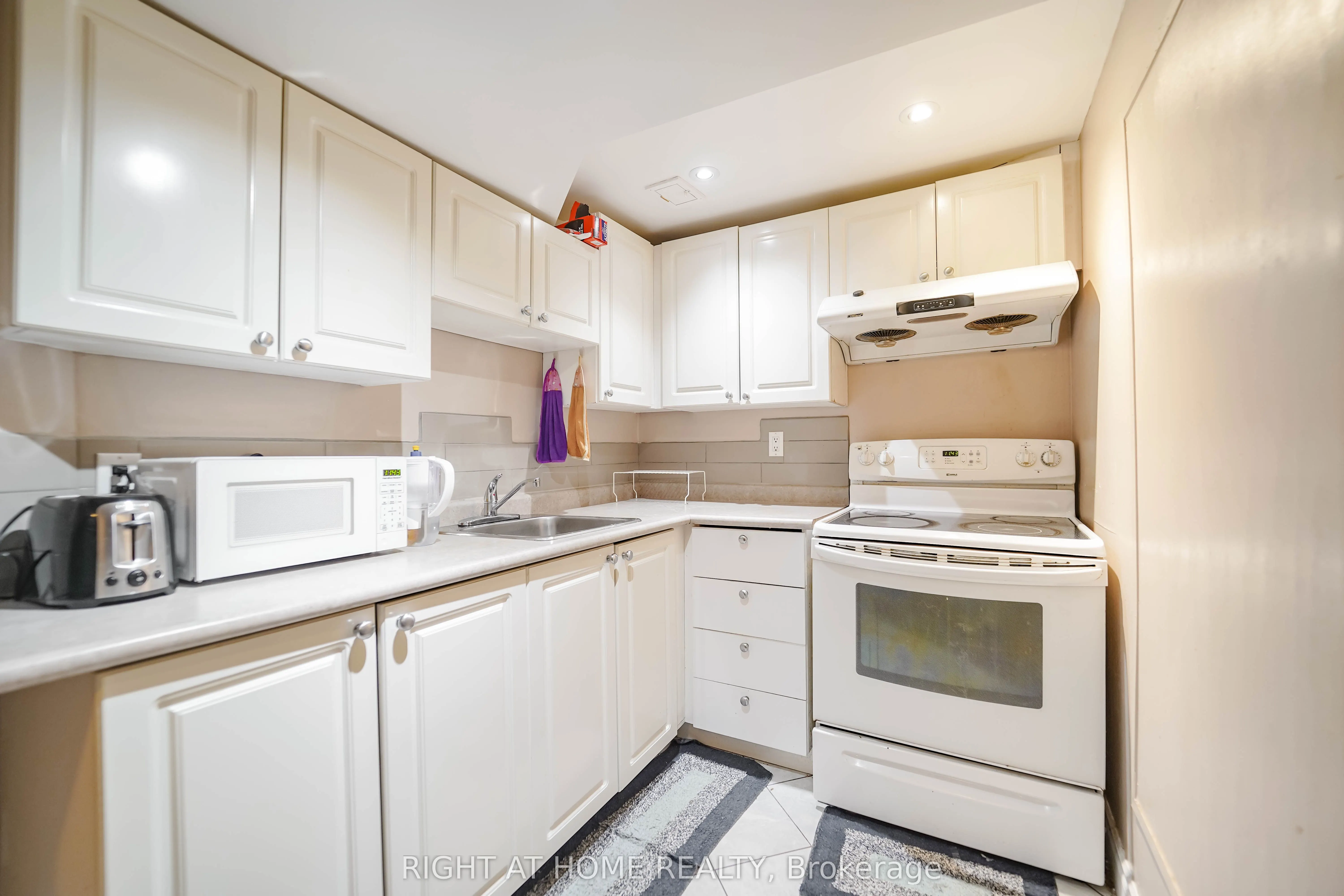 211 Andona Crescent
