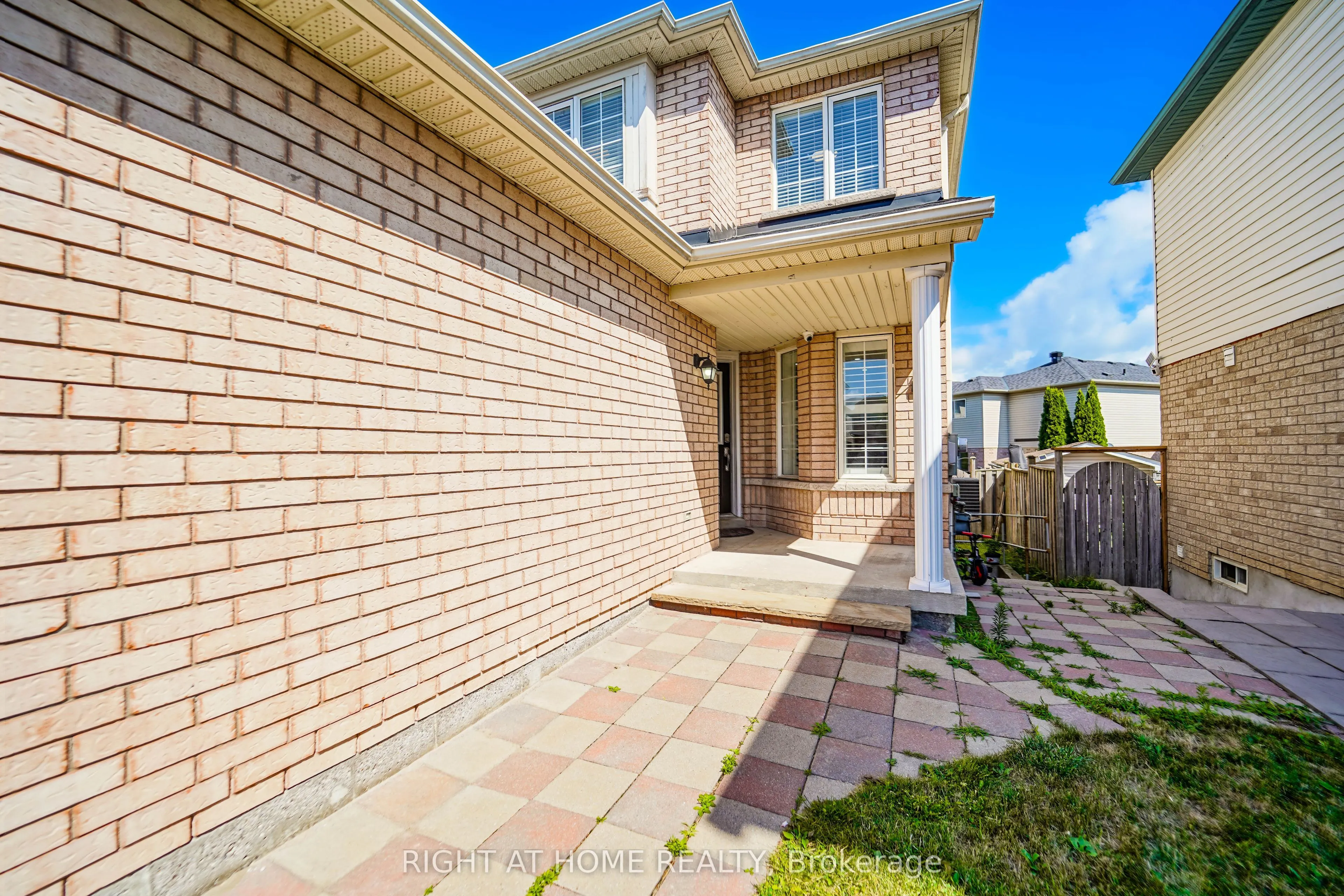 211 Andona Crescent