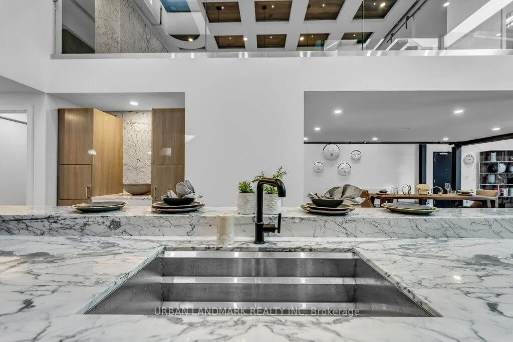 326 Carlaw Avenue, #127