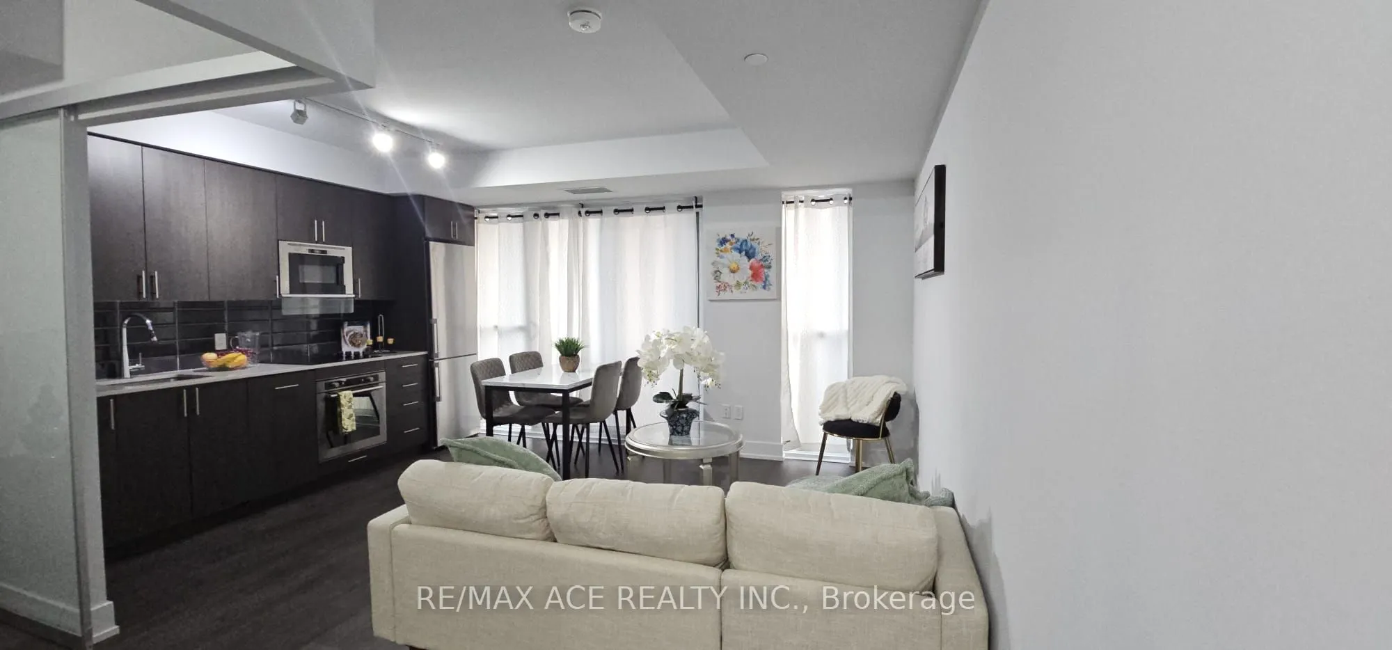 2550 Simcoe Street N, #1402