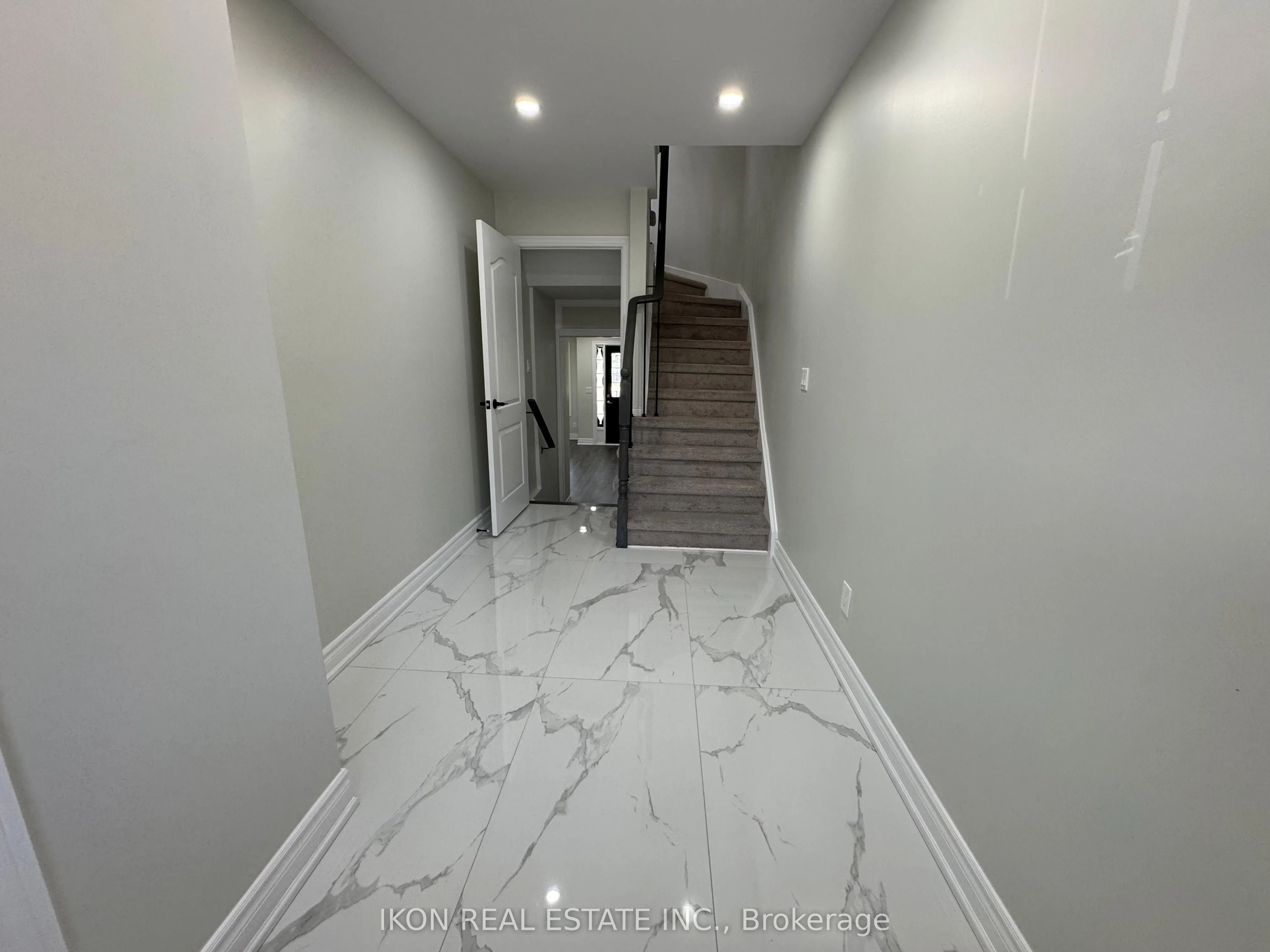 67 Sprucedale Way E, #32