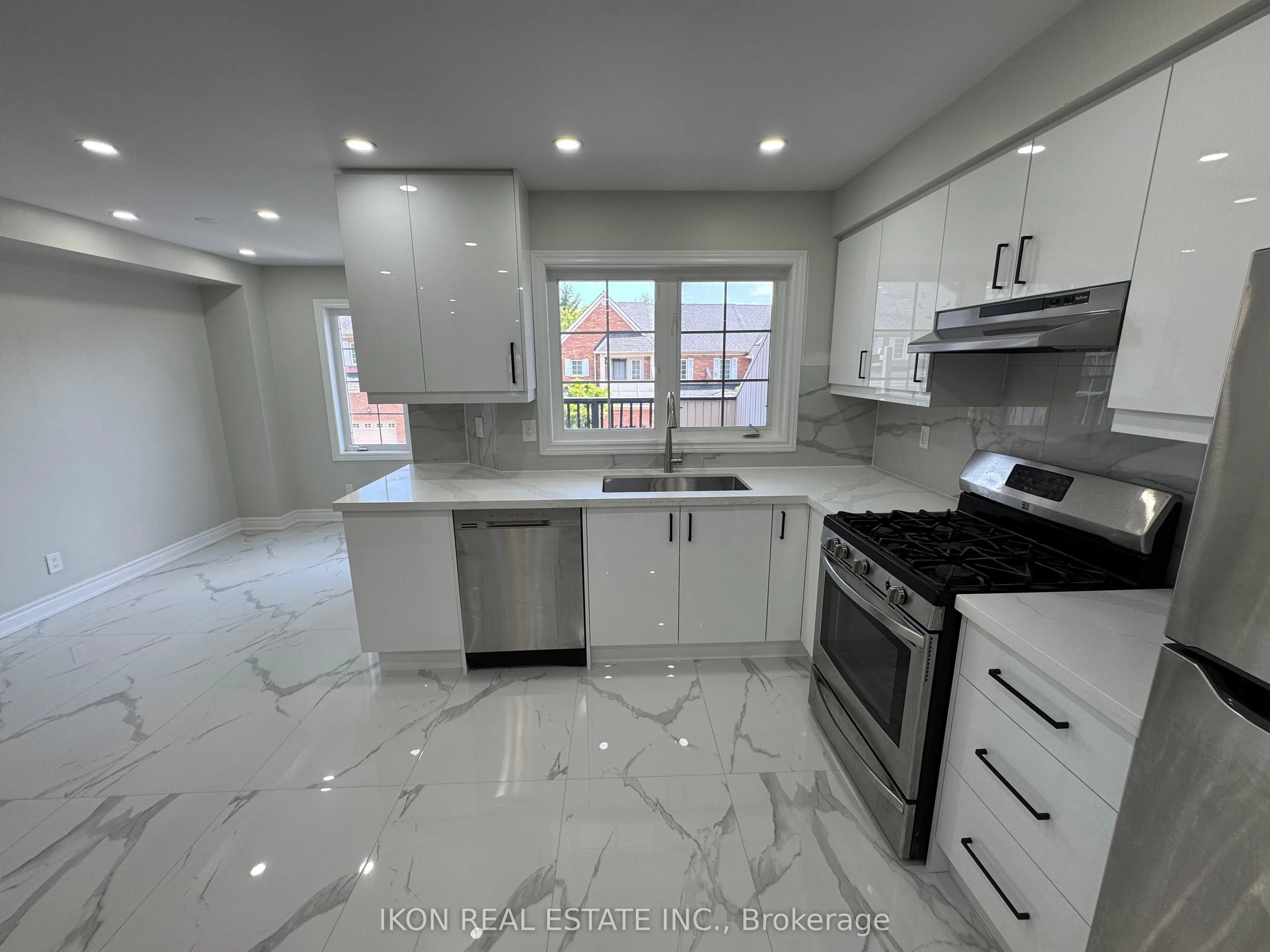 67 Sprucedale Way E, #32