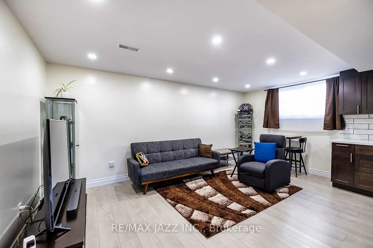 843 Charisma Crescent