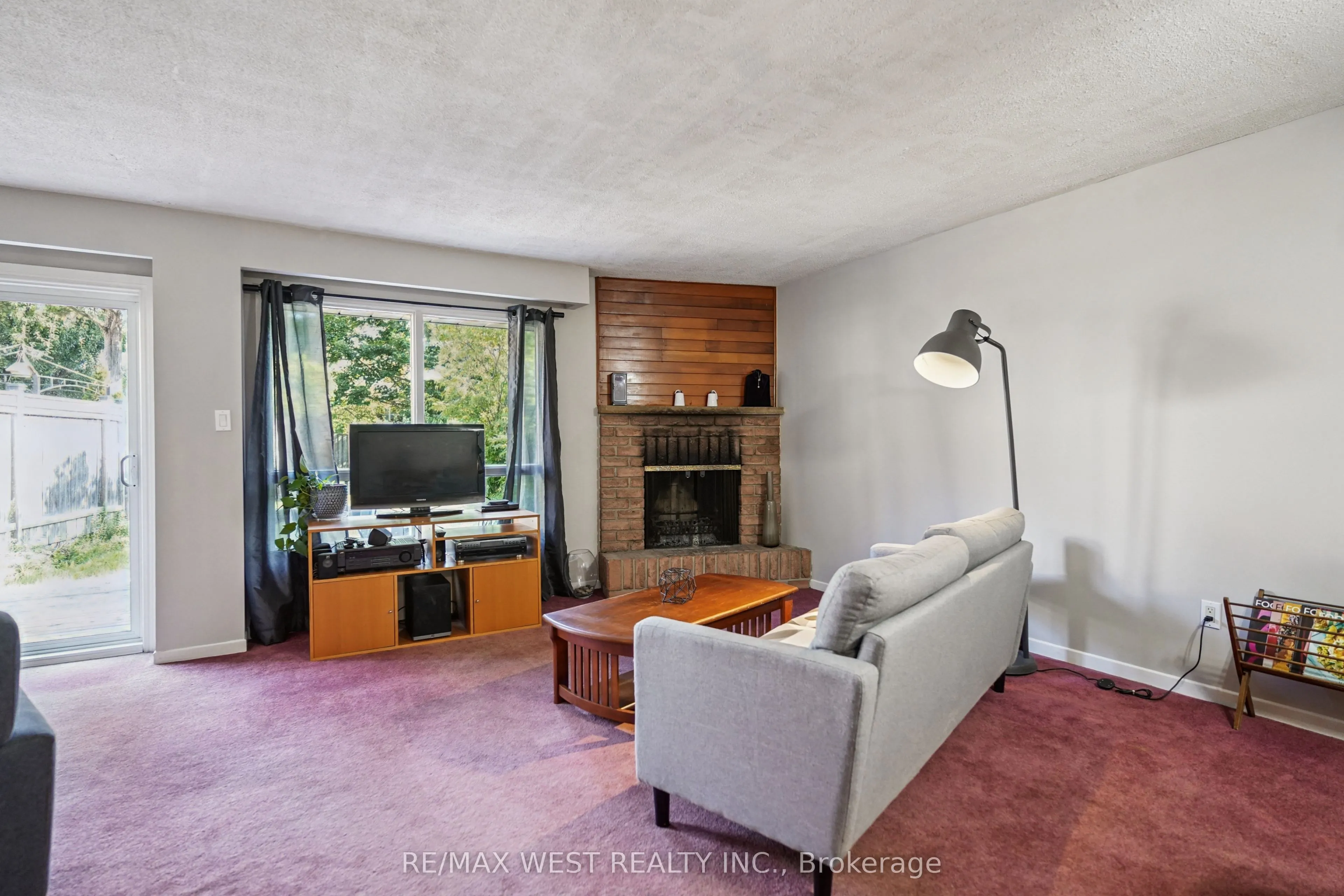 1182 Canborough Crescent