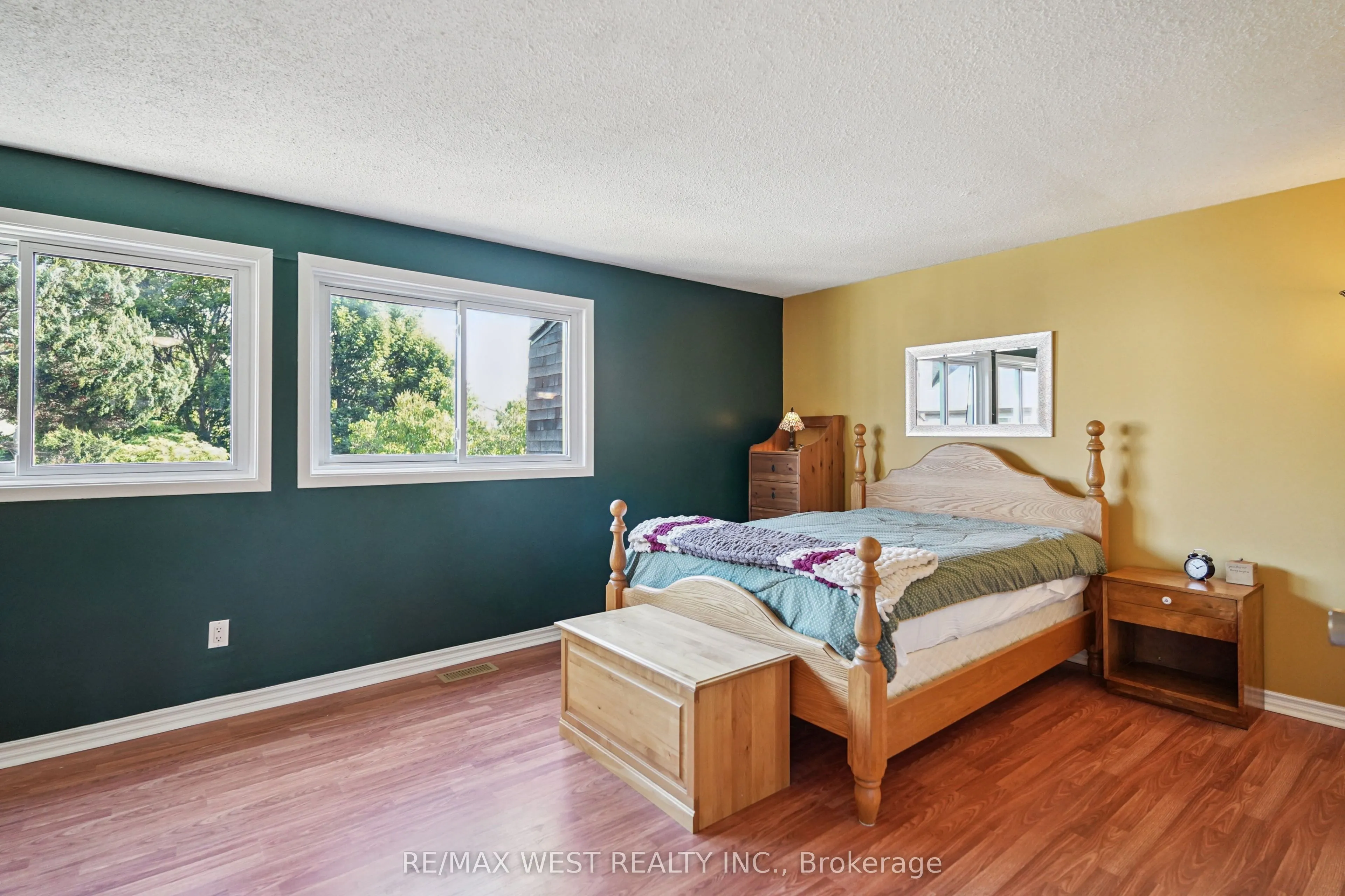 1182 Canborough Crescent