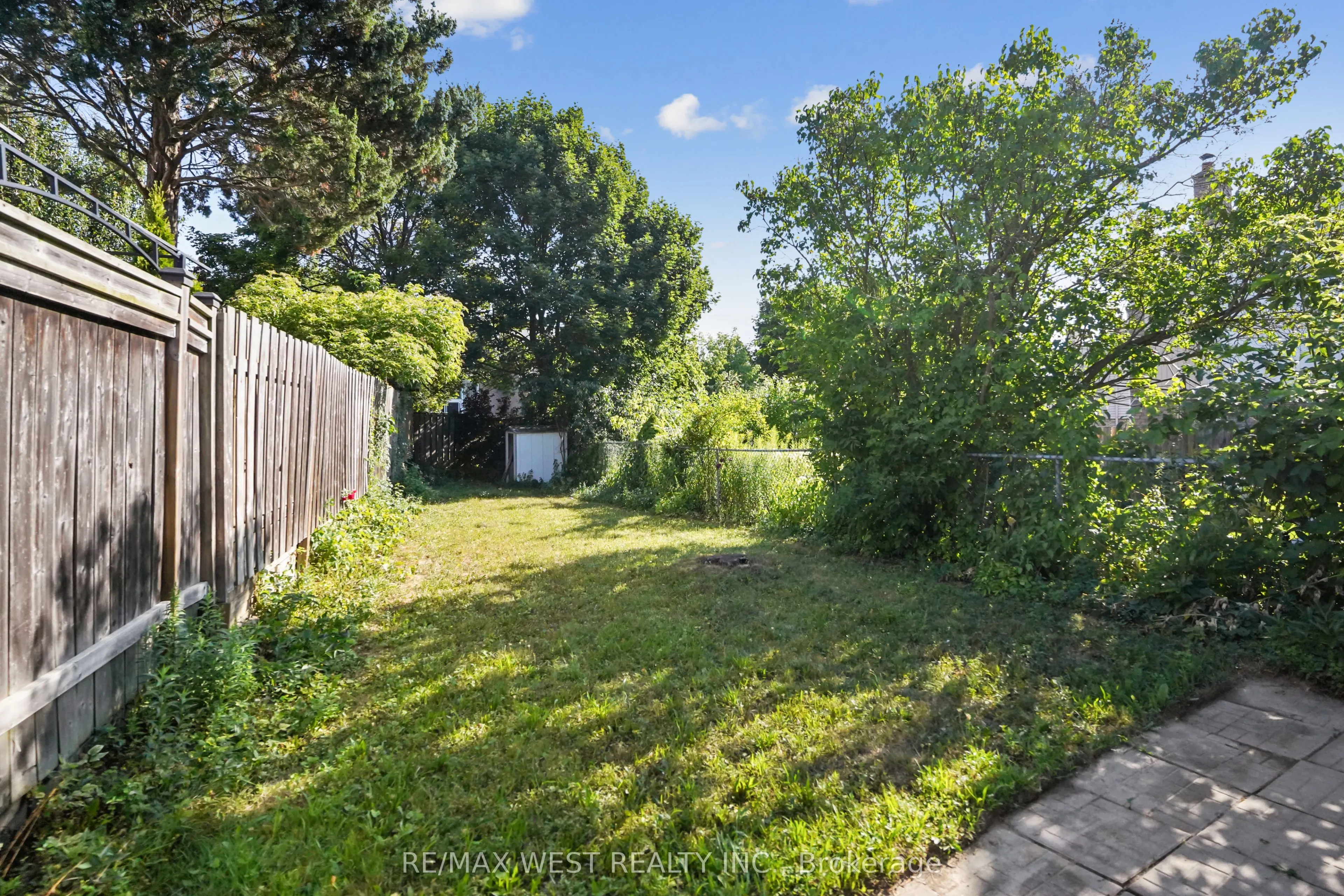 1182 Canborough Crescent