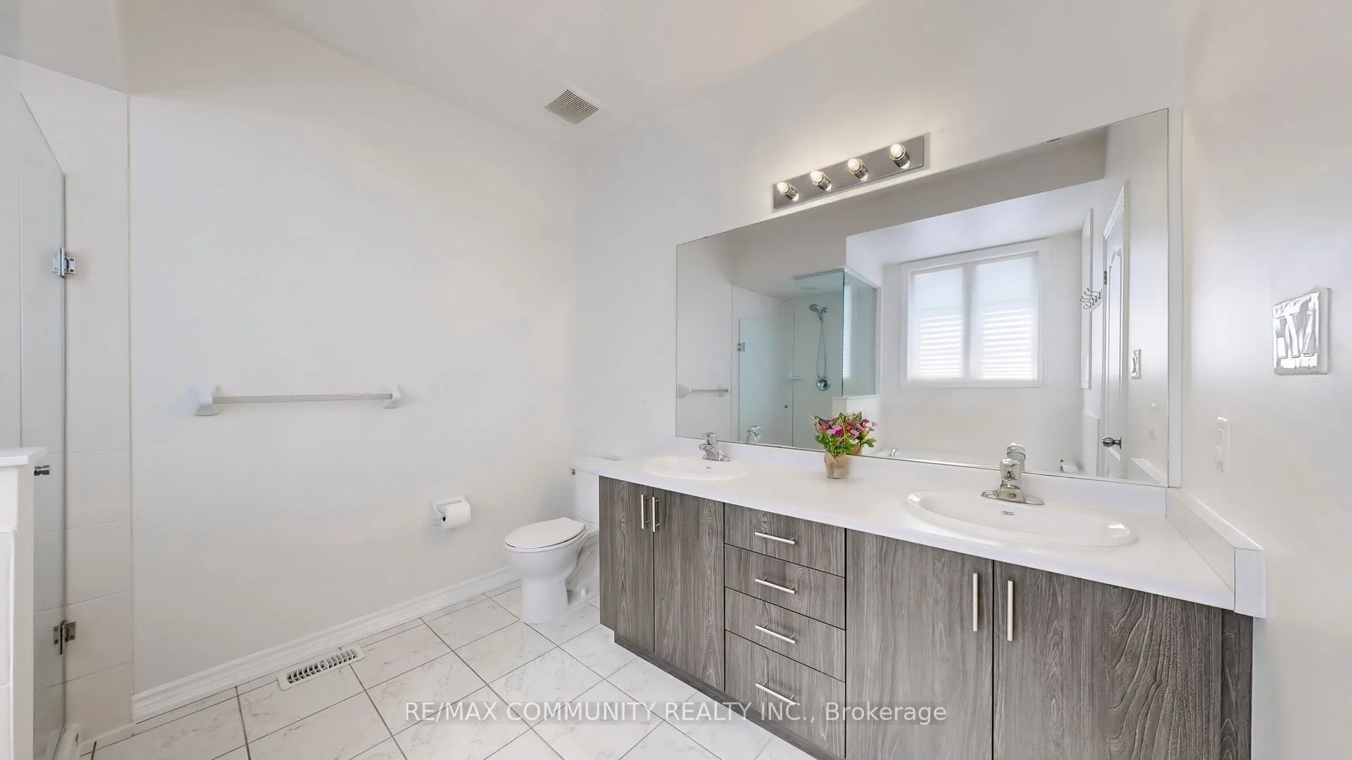 11 Clutterbuck Lane NE