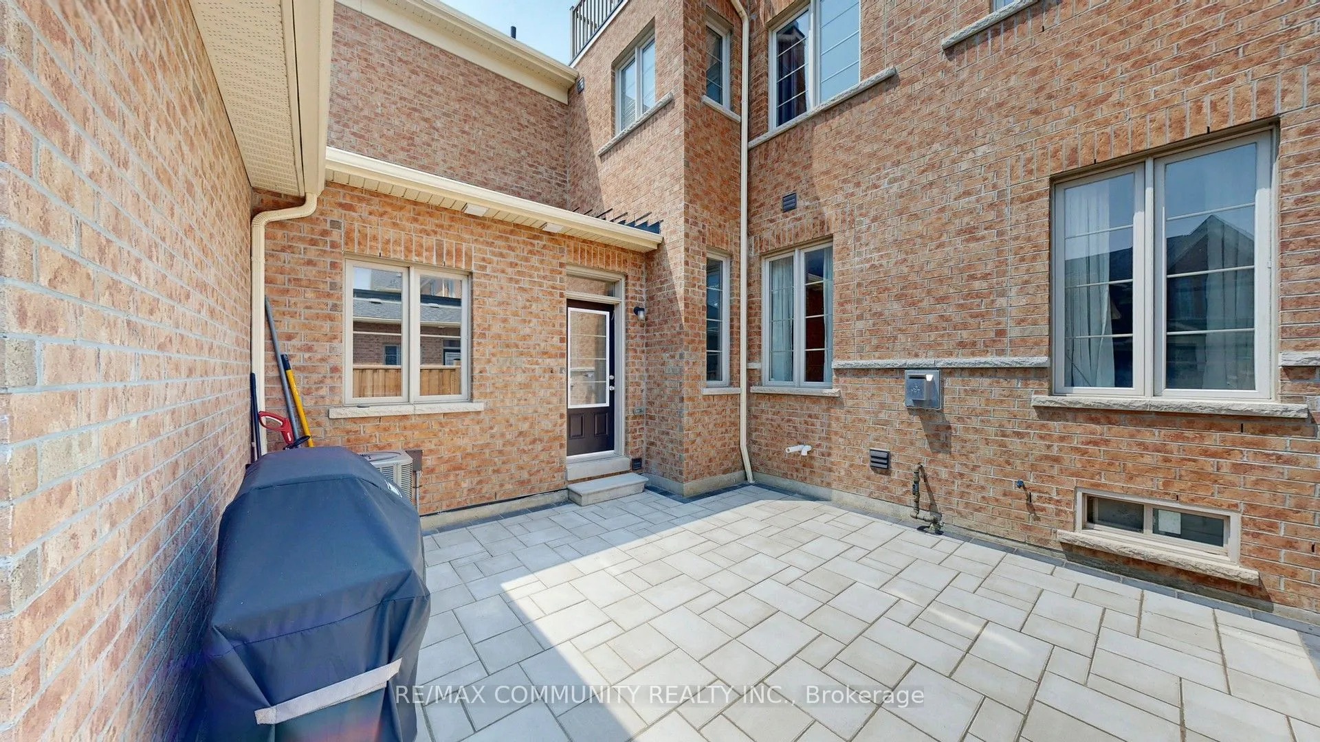 11 Clutterbuck Lane NE
