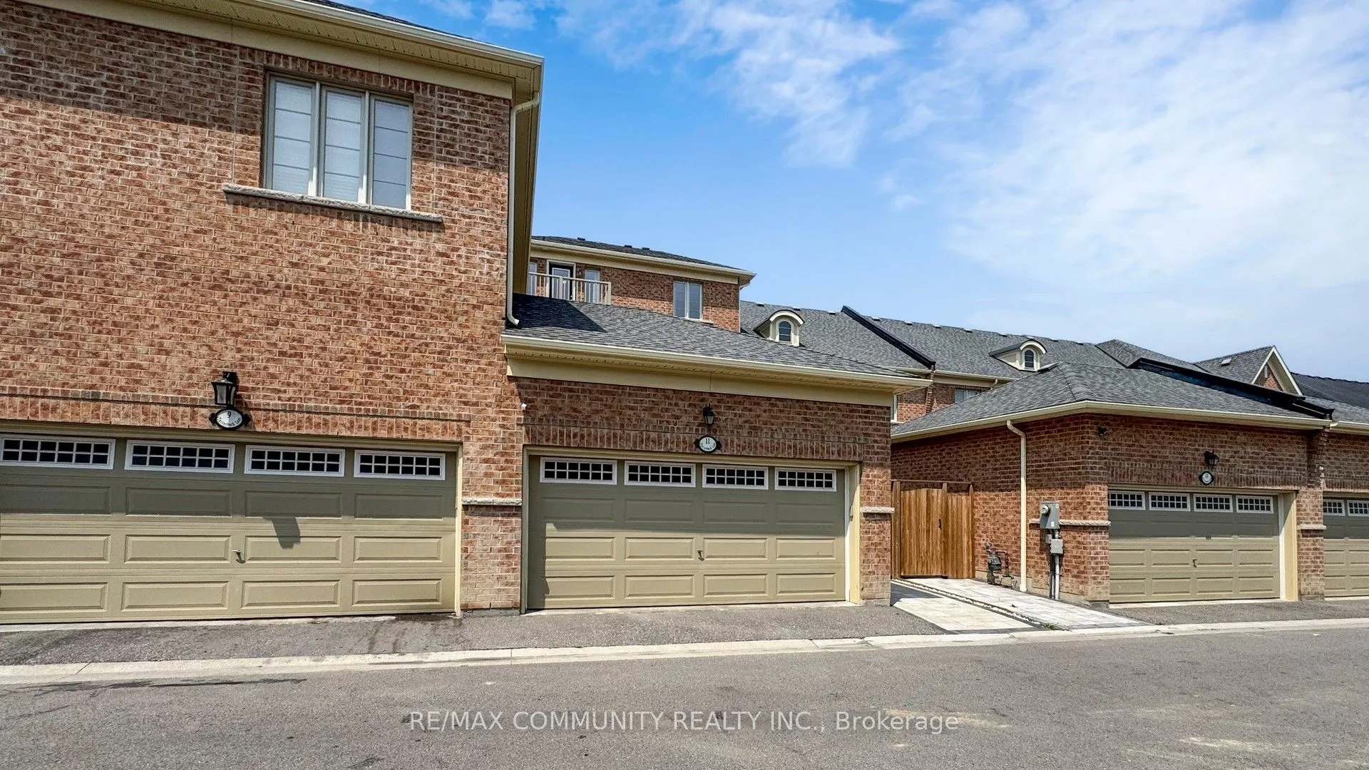 11 Clutterbuck Lane NE