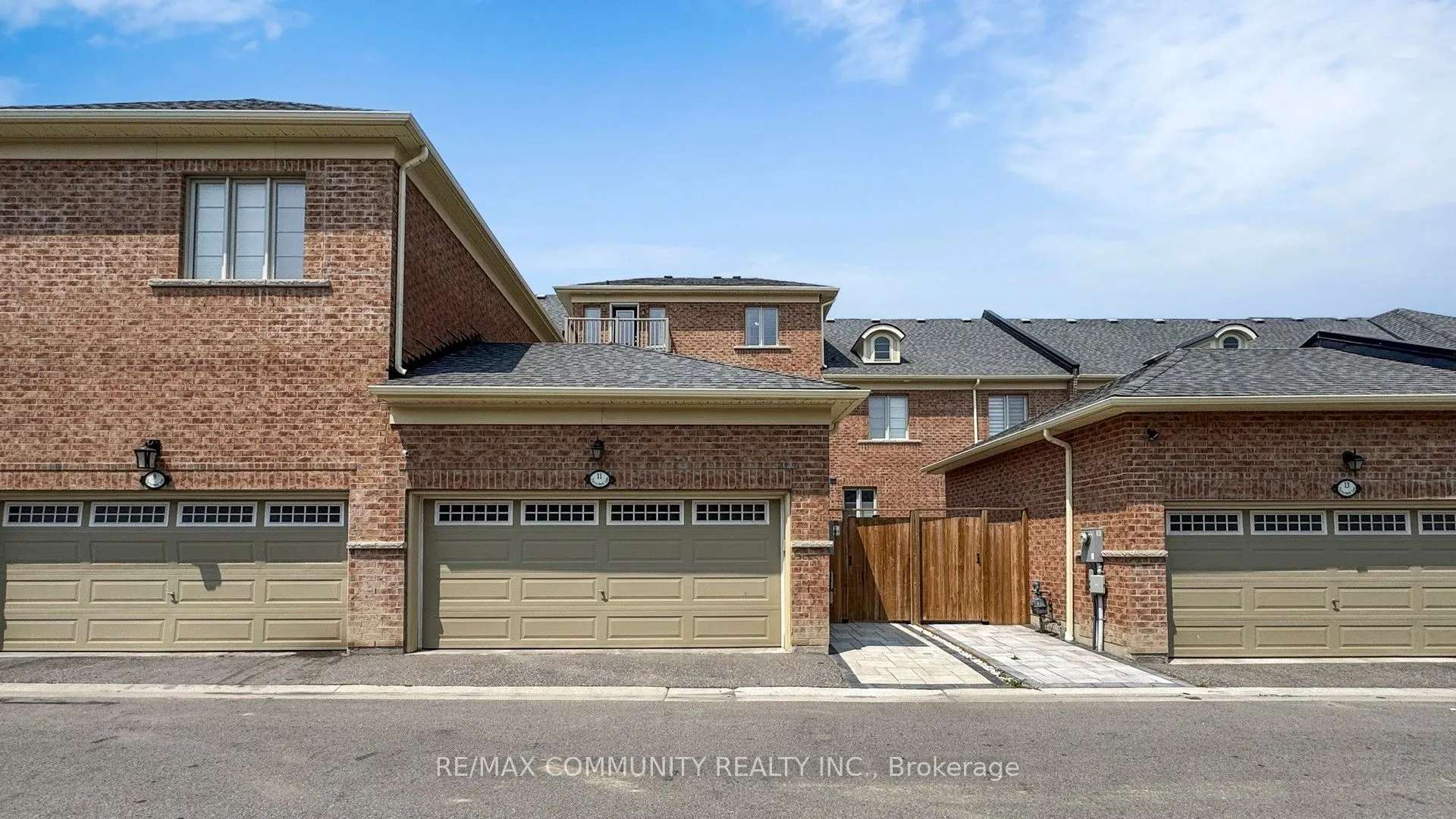 11 Clutterbuck Lane NE