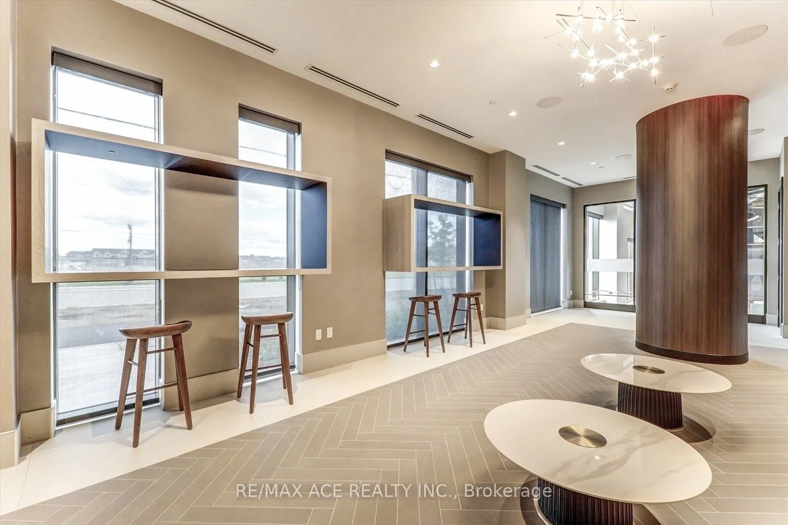2550 Simcoe Street N, #914