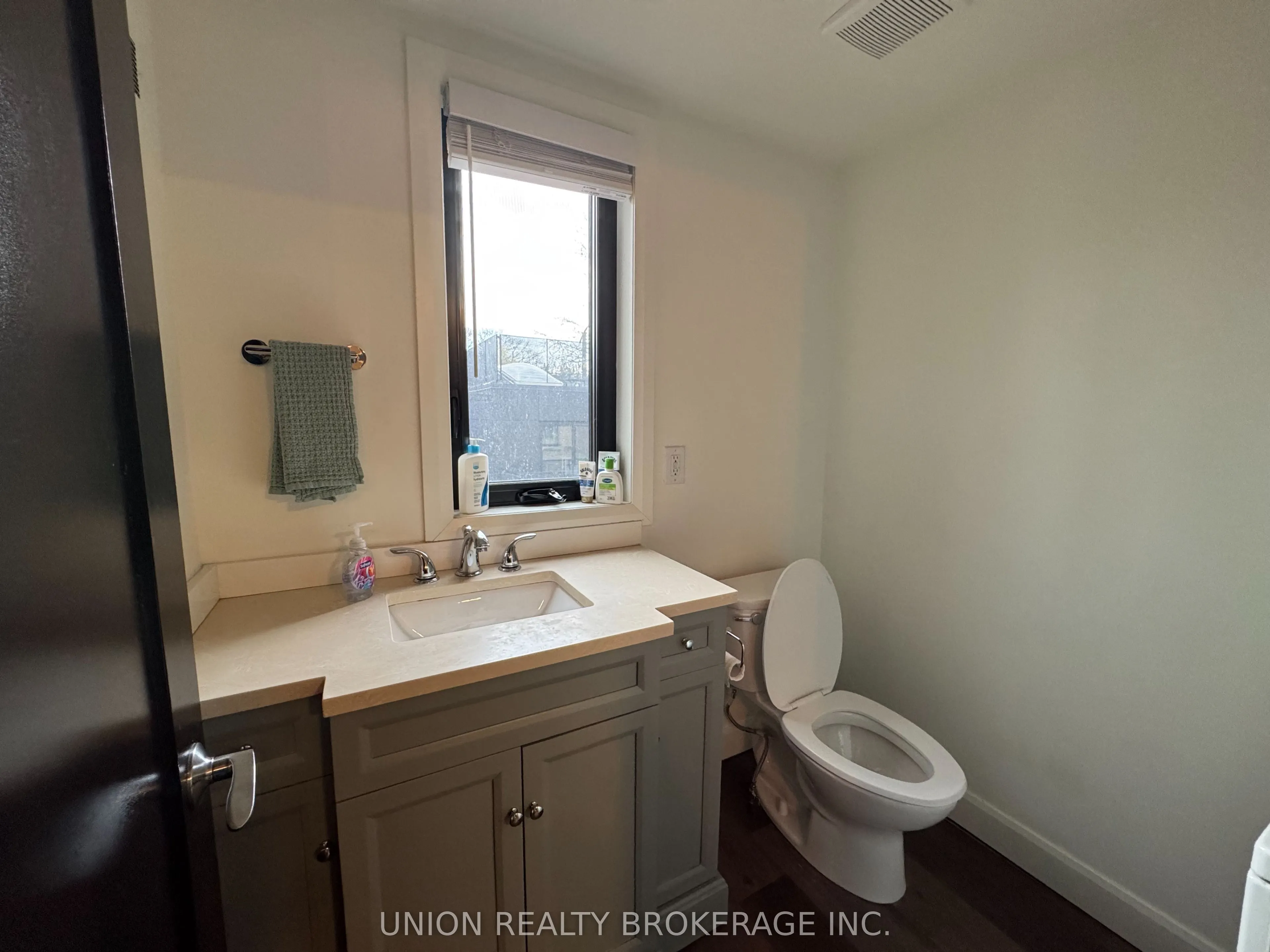 2137 Gerrard Street E, #Upper