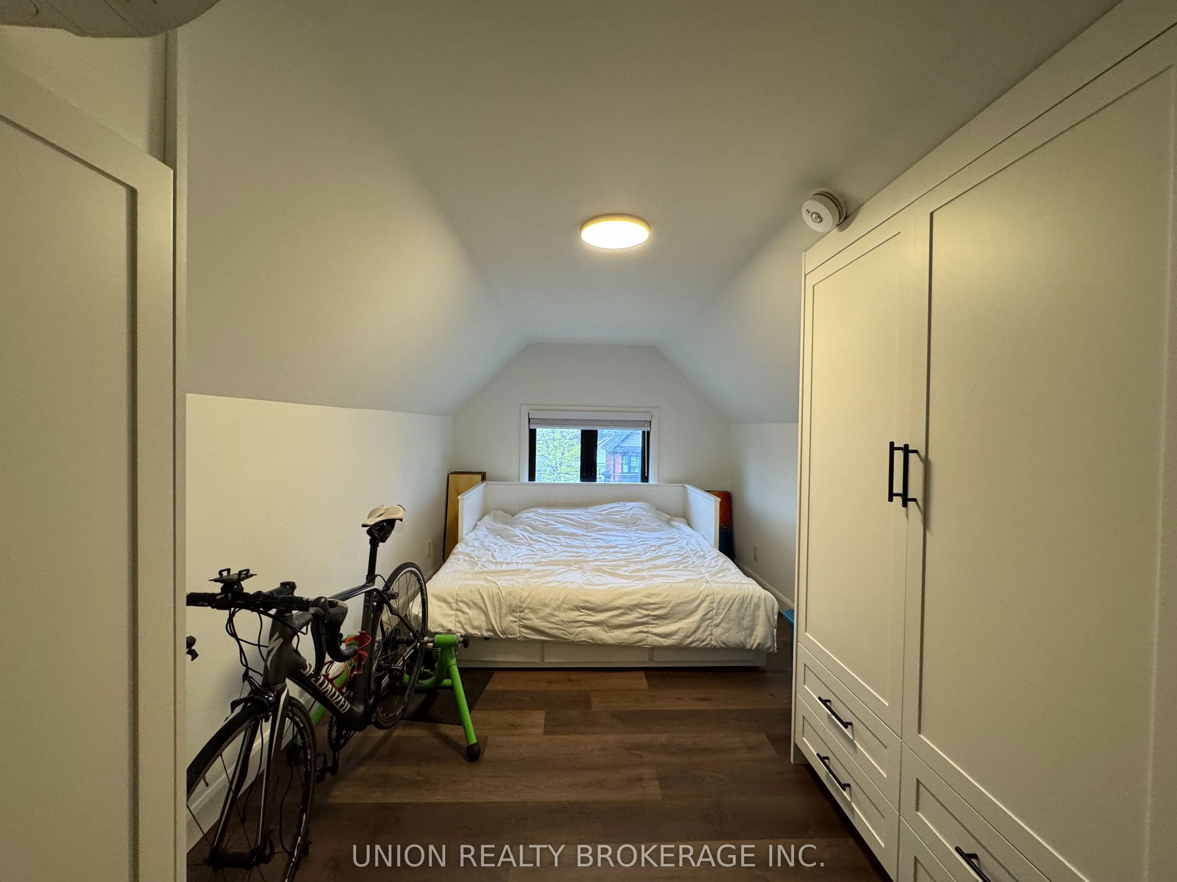 2137 Gerrard Street E, #Upper
