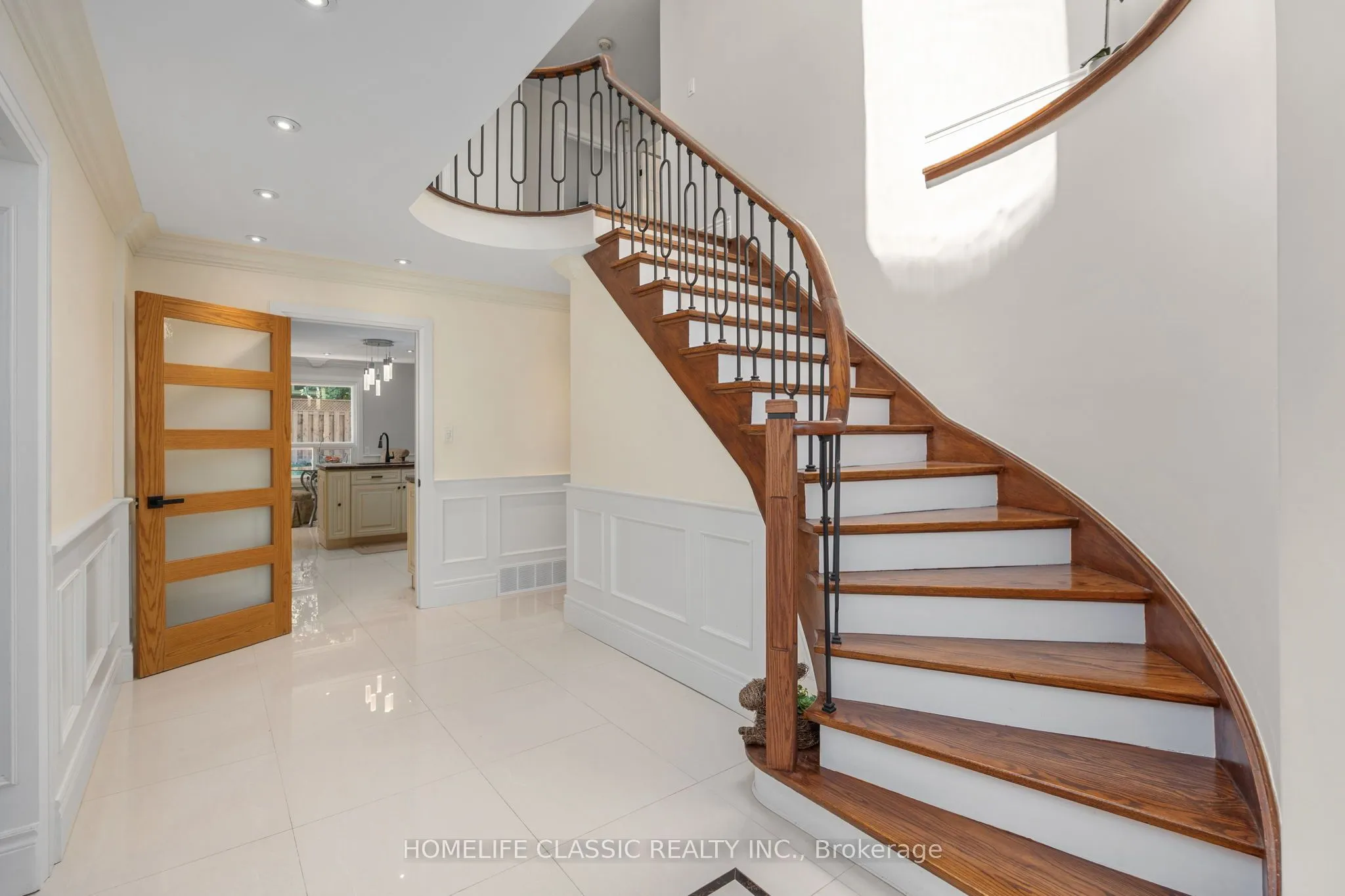 550 Dahlia Crescent