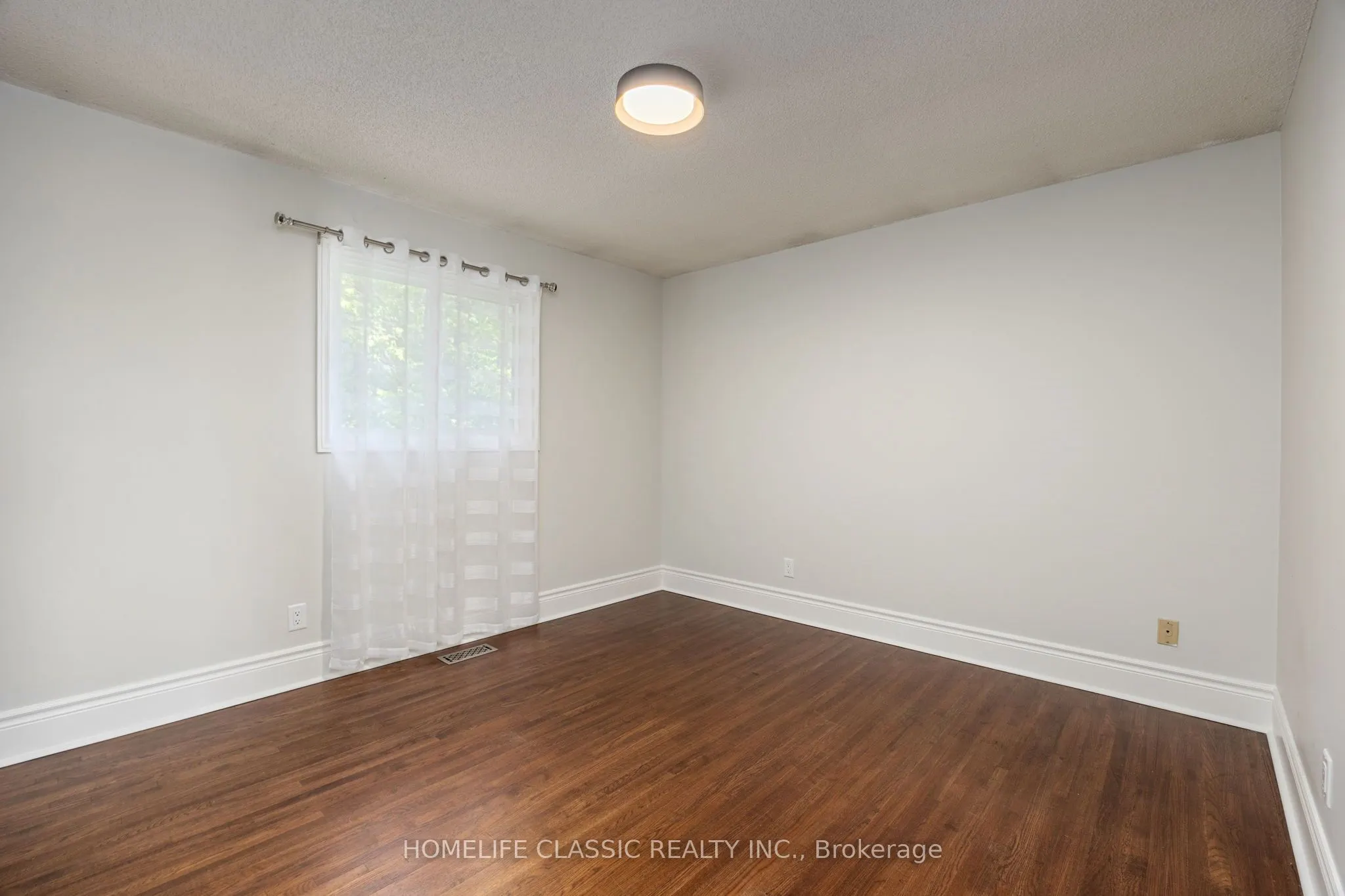 550 Dahlia Crescent