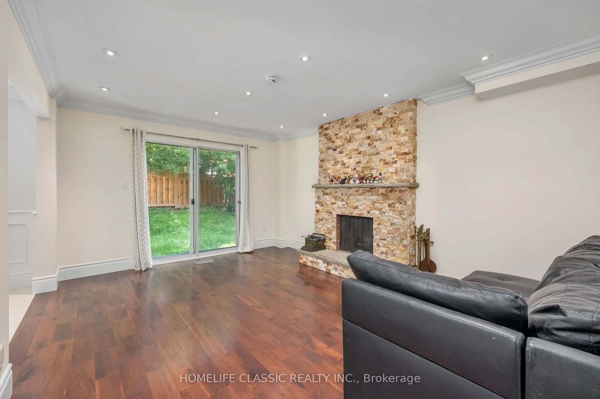 550 Dahlia Crescent