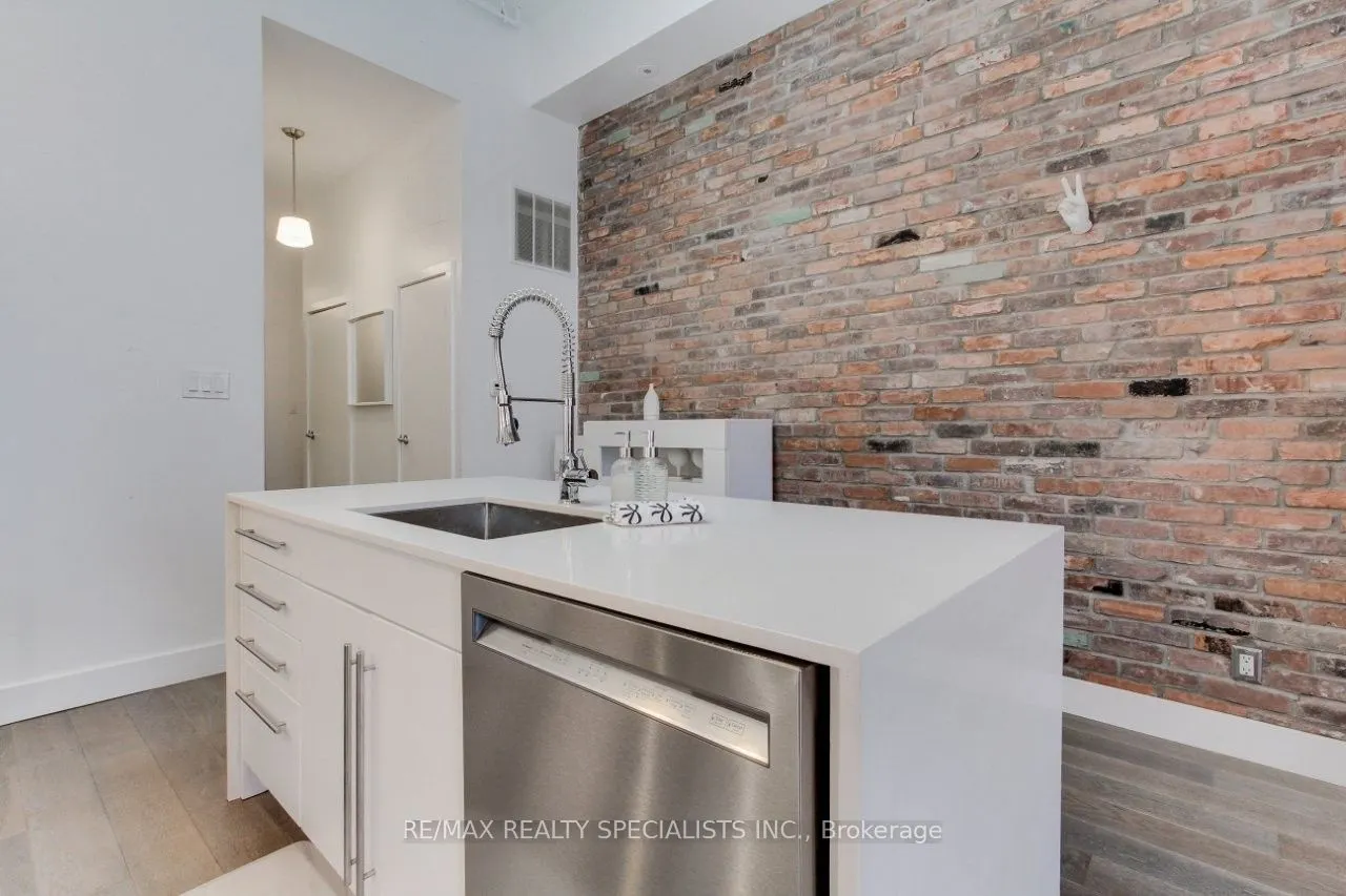 1842 Queen Street E, #204