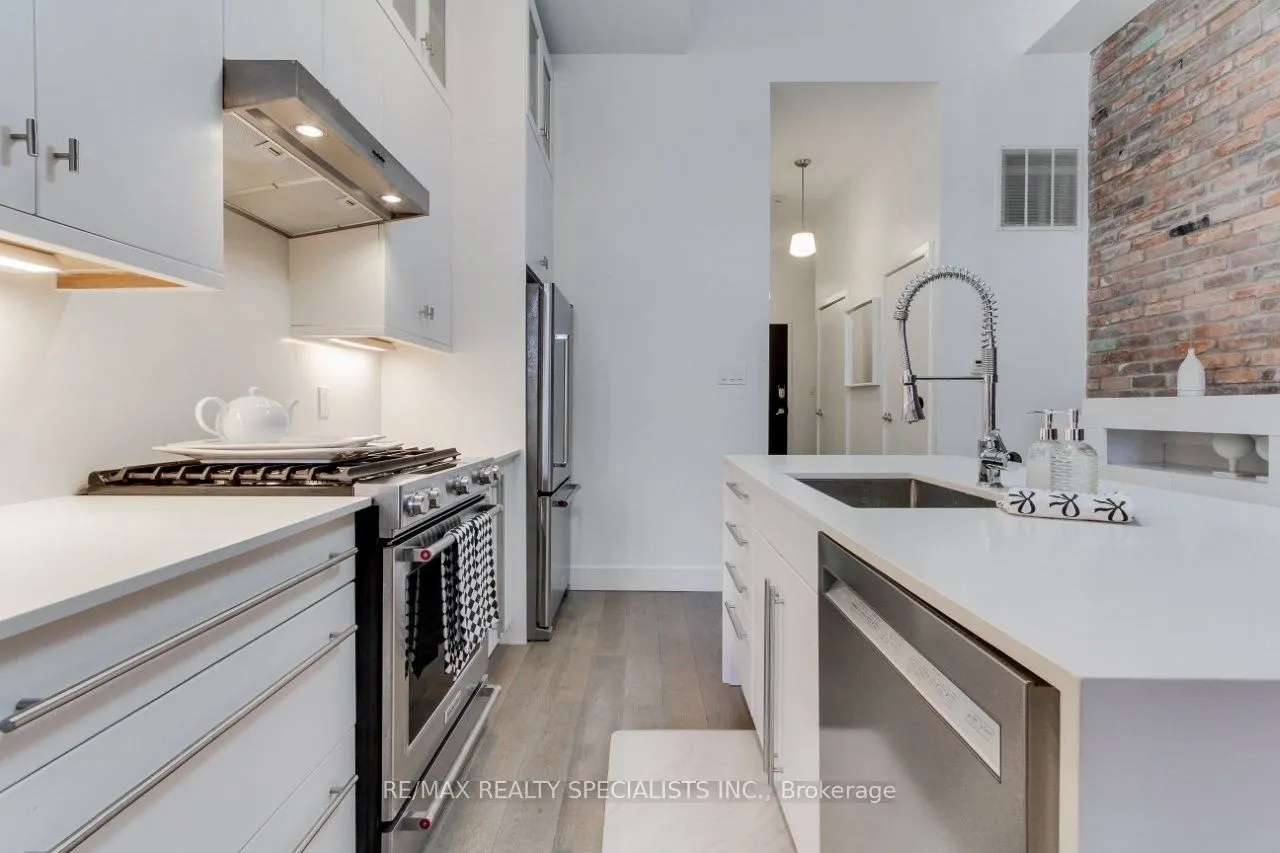 1842 Queen Street E, #204