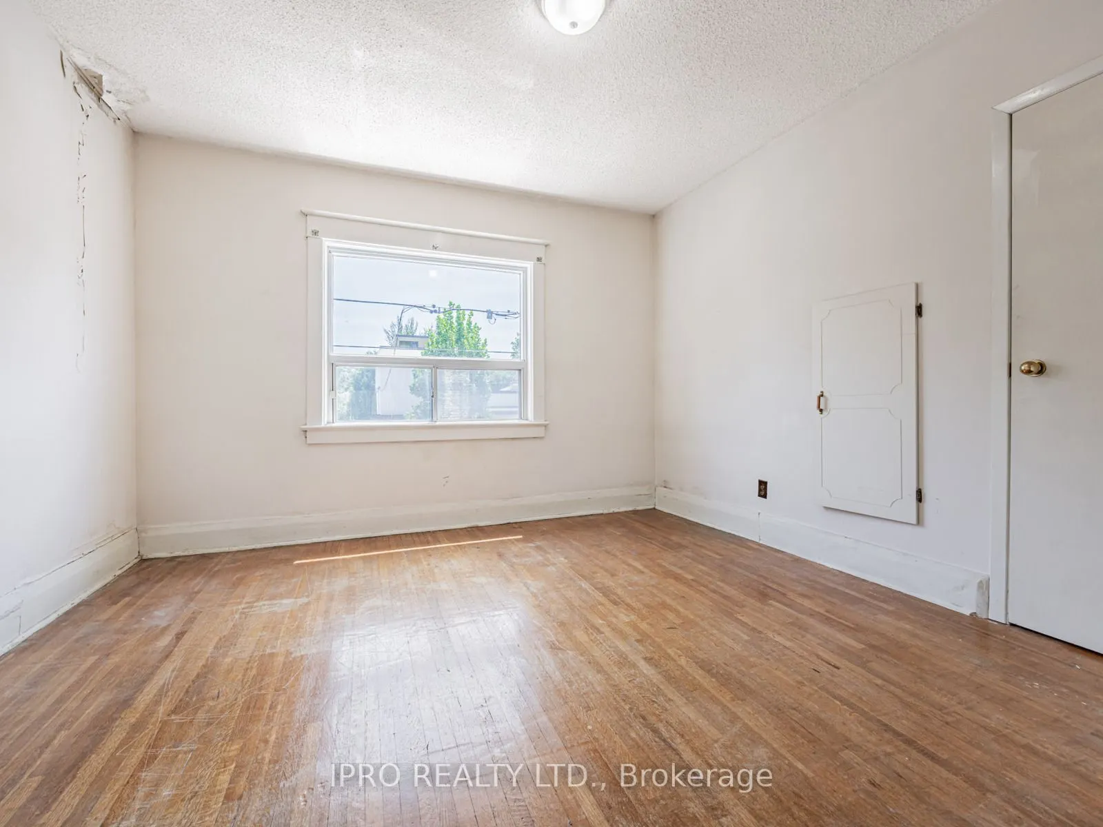 44 Queensdale Avenue