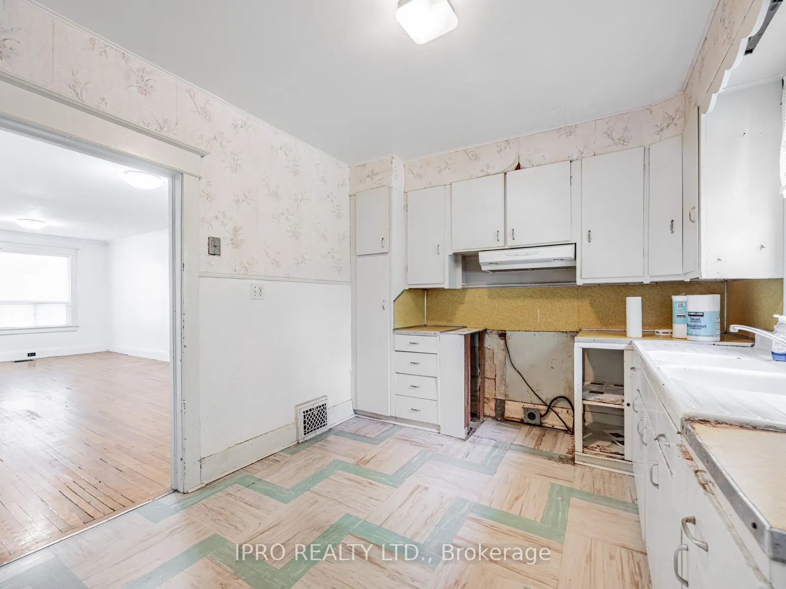 44 Queensdale Avenue