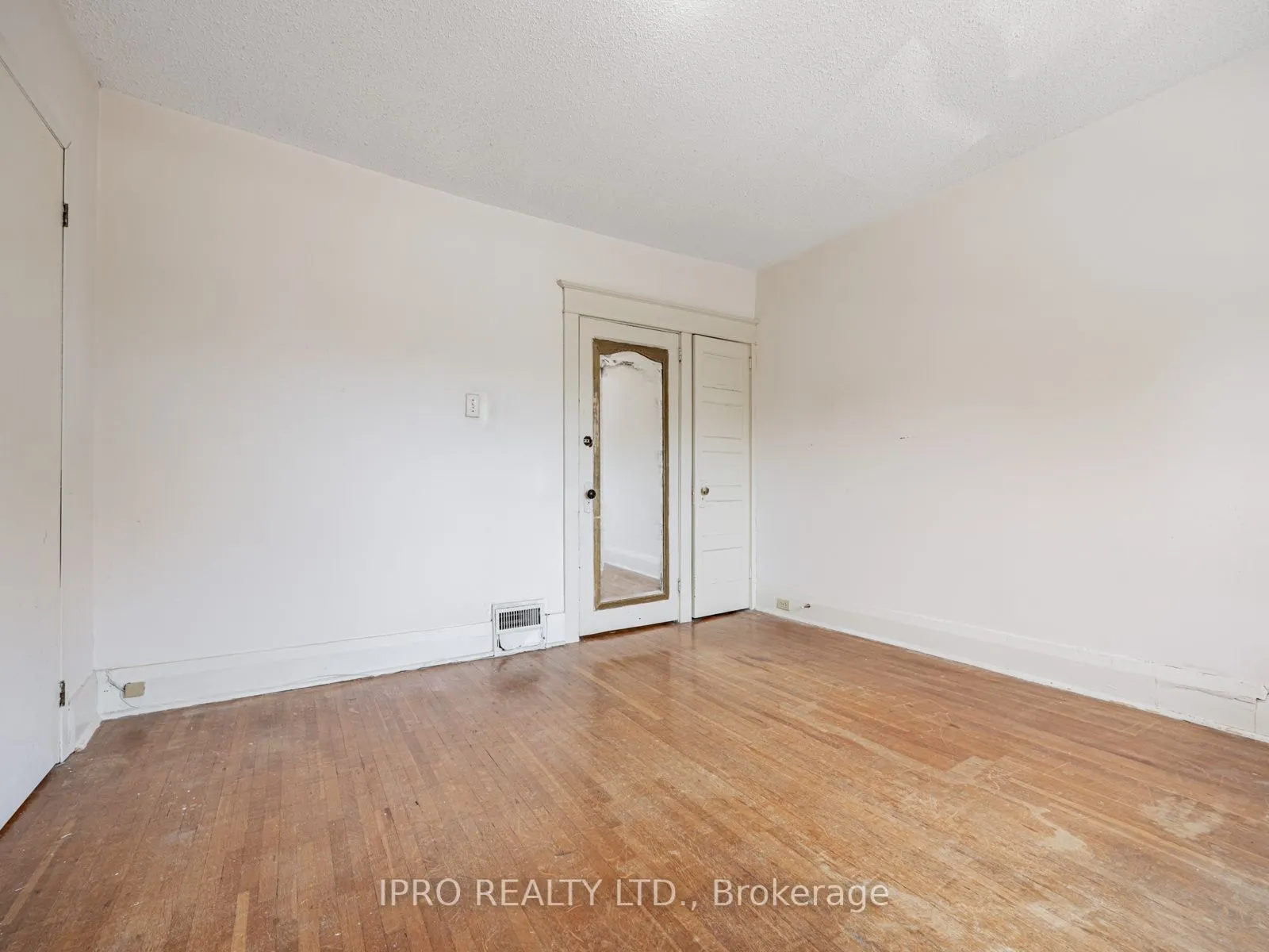 44 Queensdale Avenue