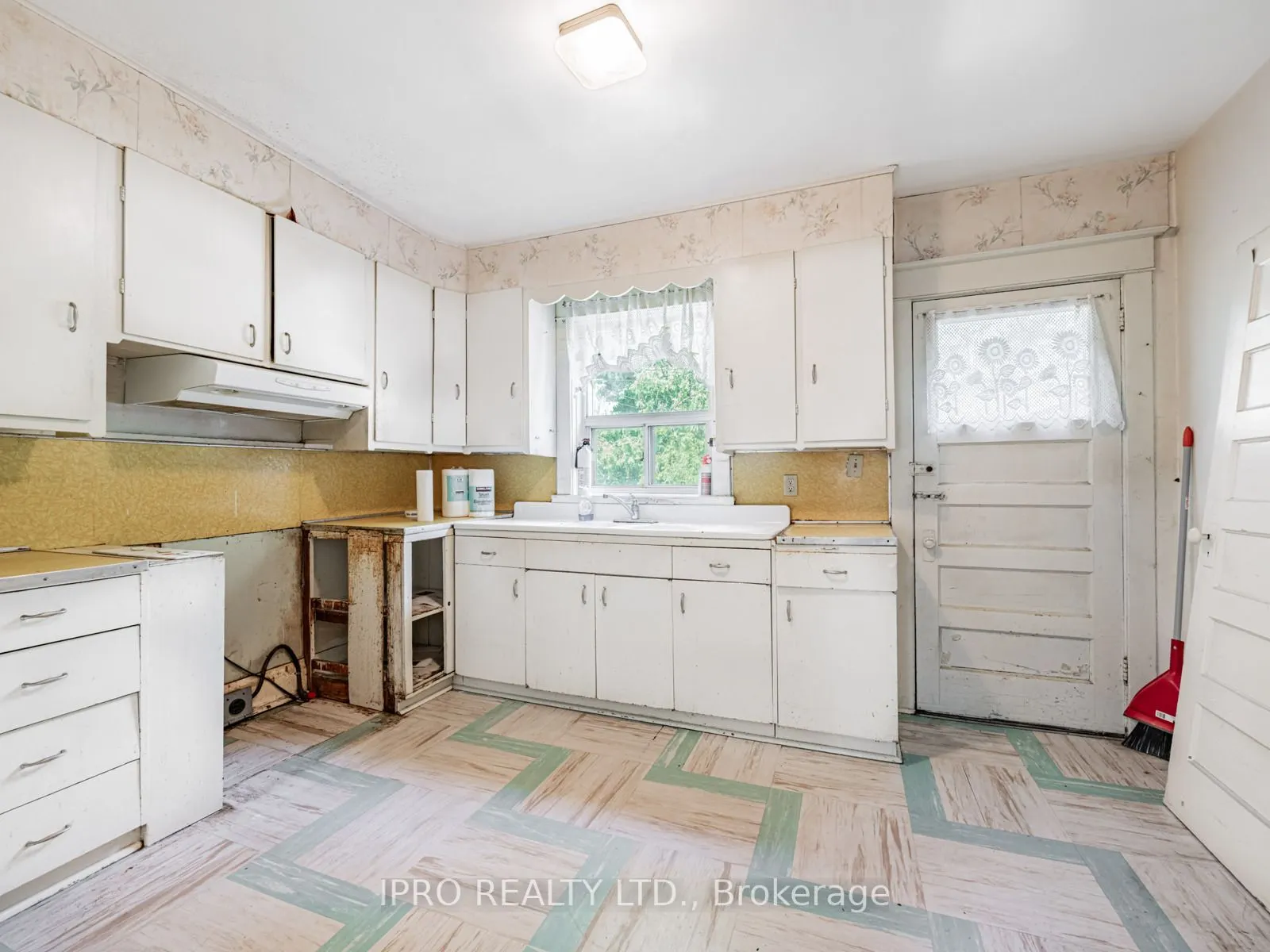 44 Queensdale Avenue