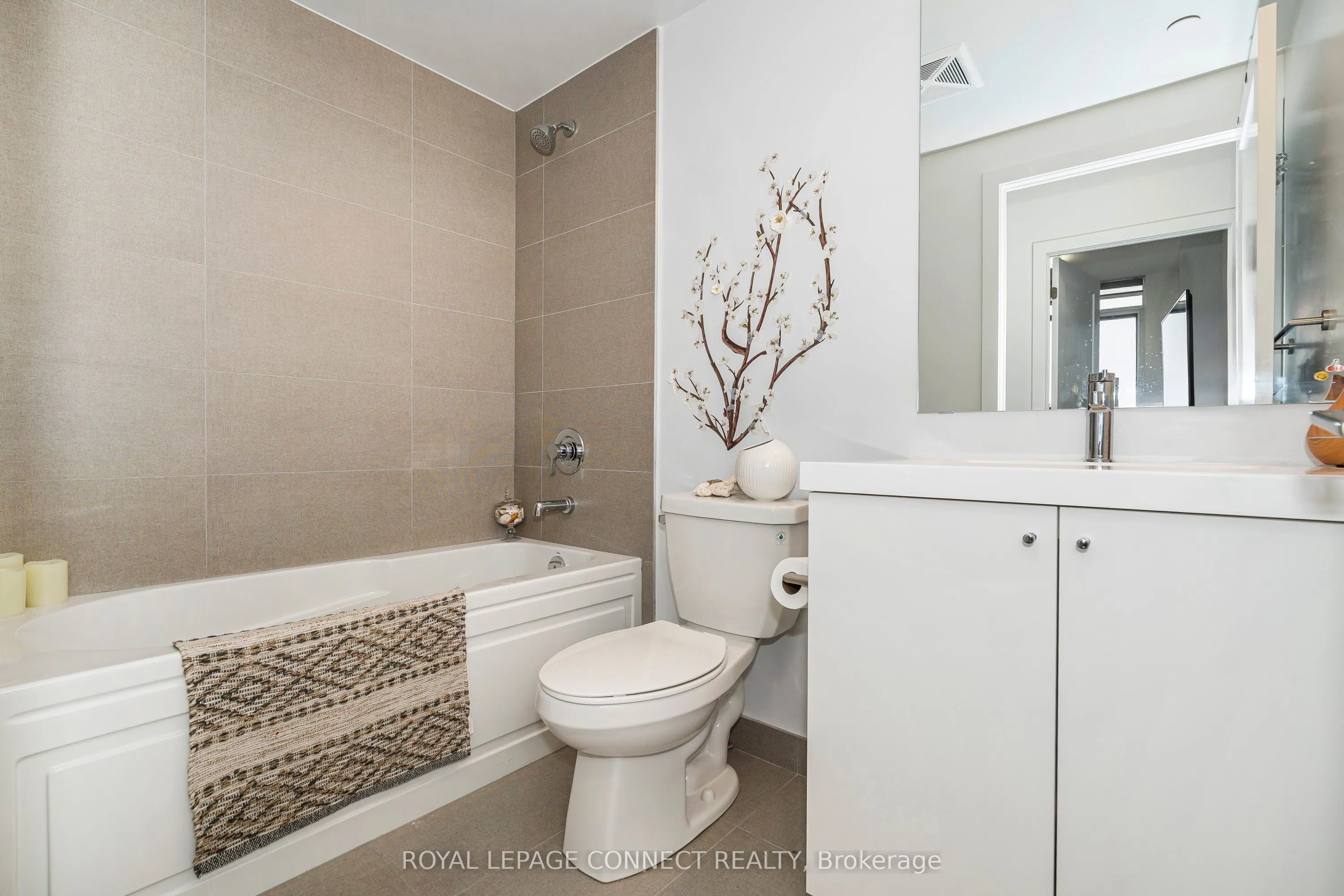 2550 Simcoe Street N, #718