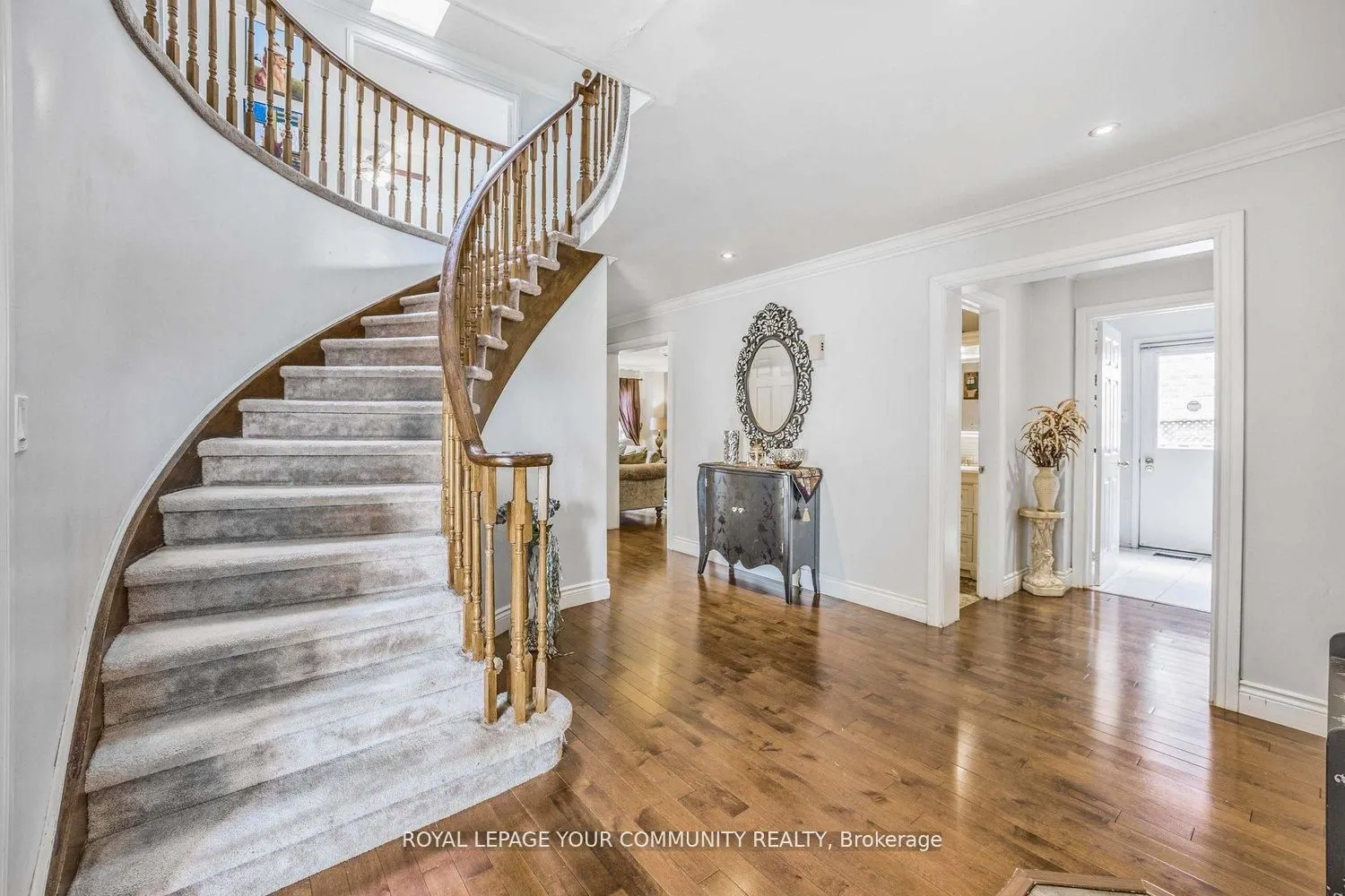 261 Hoover Drive W