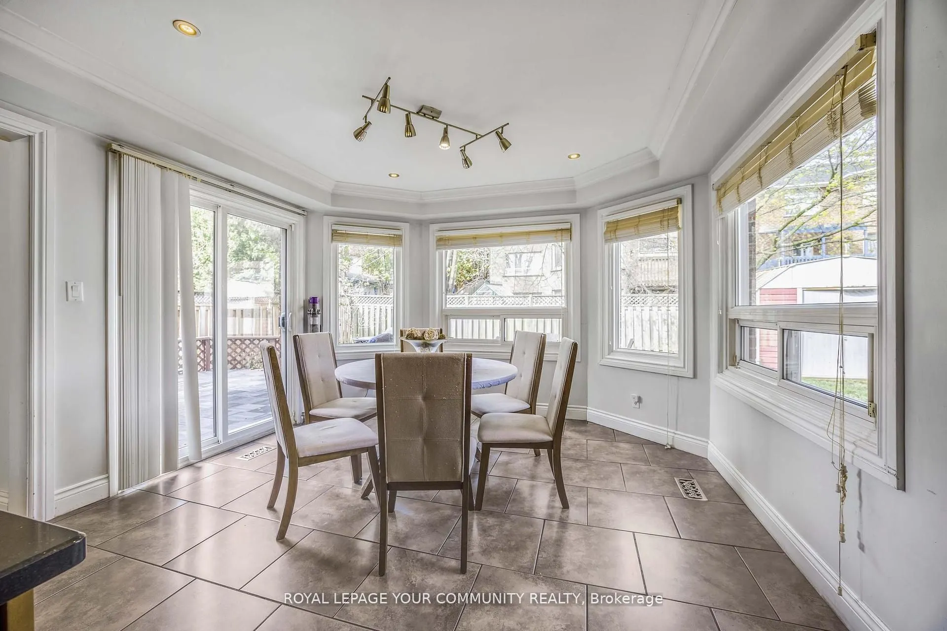 261 Hoover Drive W