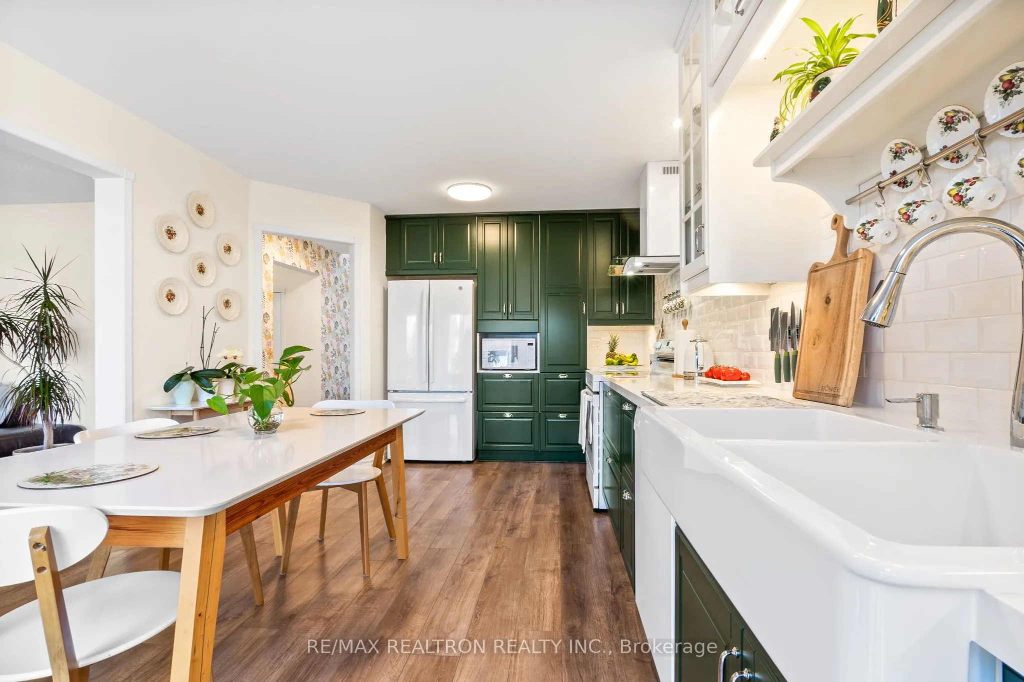 1308 Ashgrove Crescent