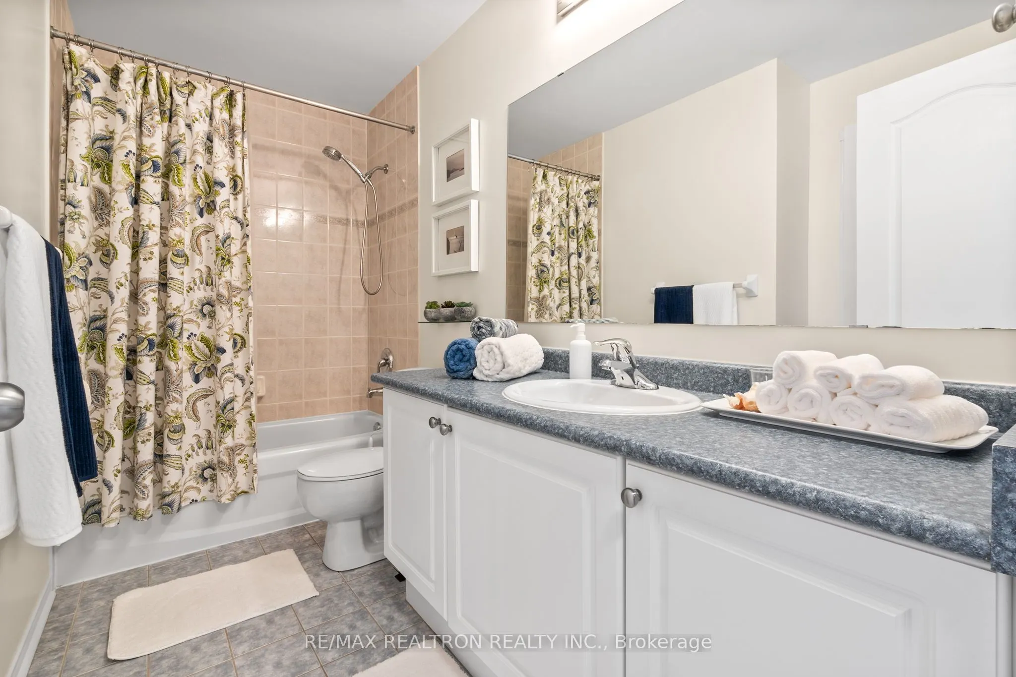 1308 Ashgrove Crescent