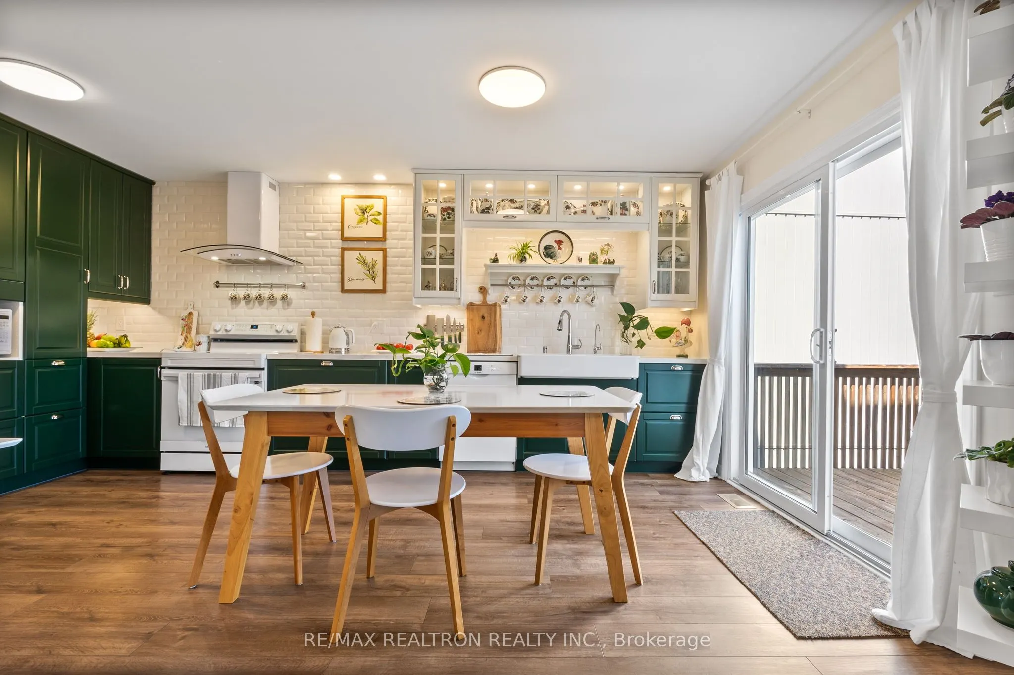 1308 Ashgrove Crescent