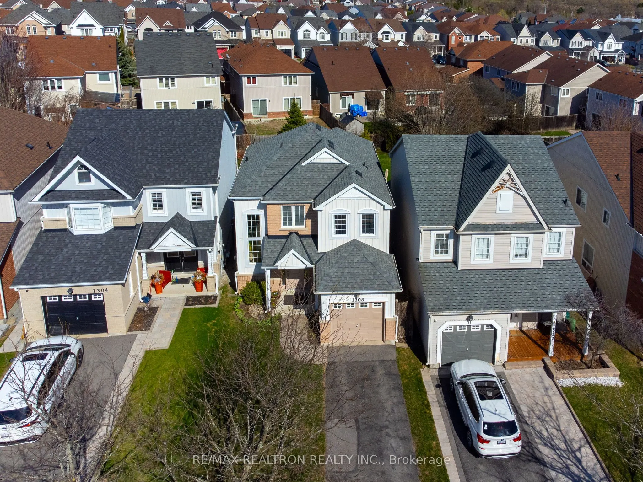 1308 Ashgrove Crescent