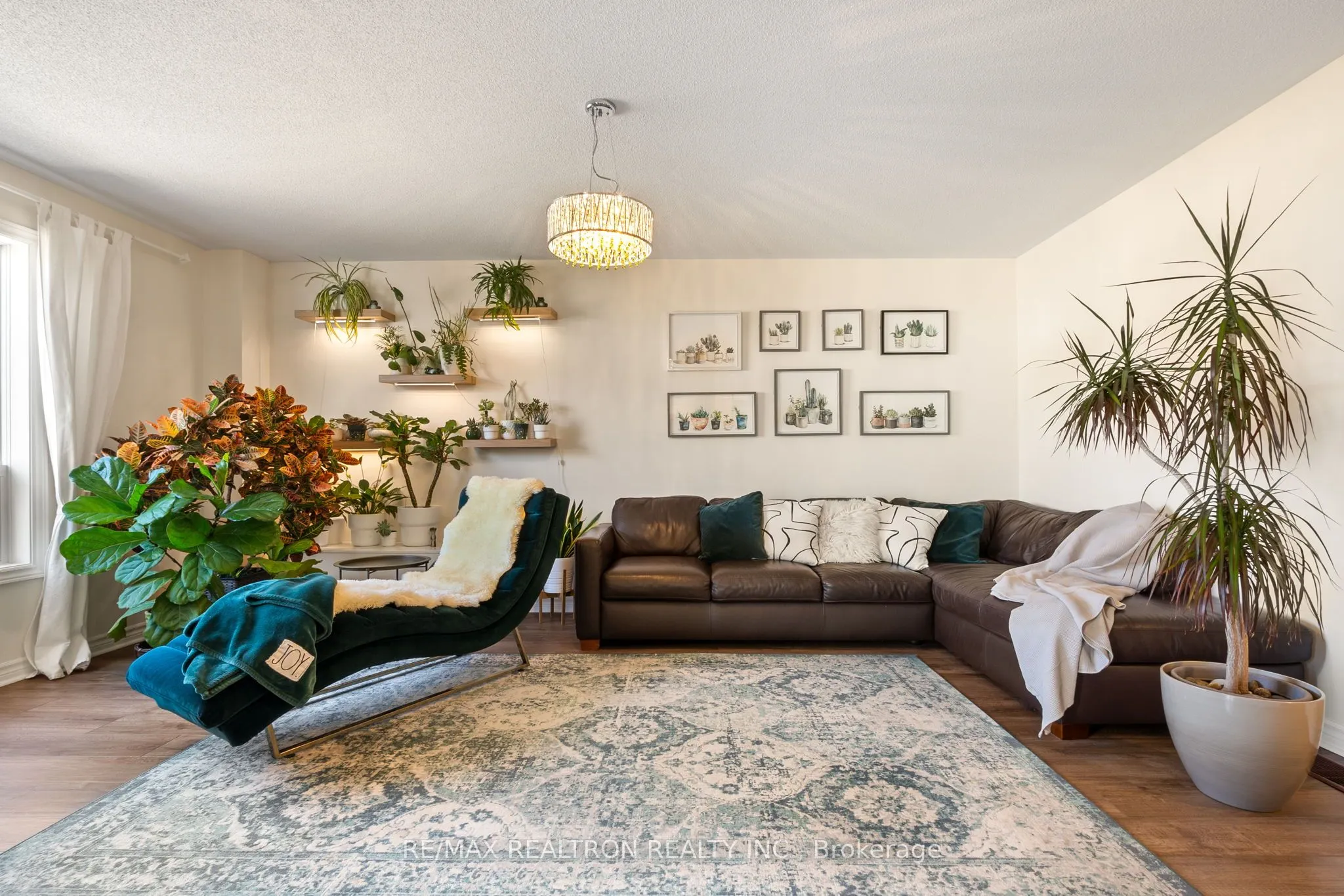 1308 Ashgrove Crescent