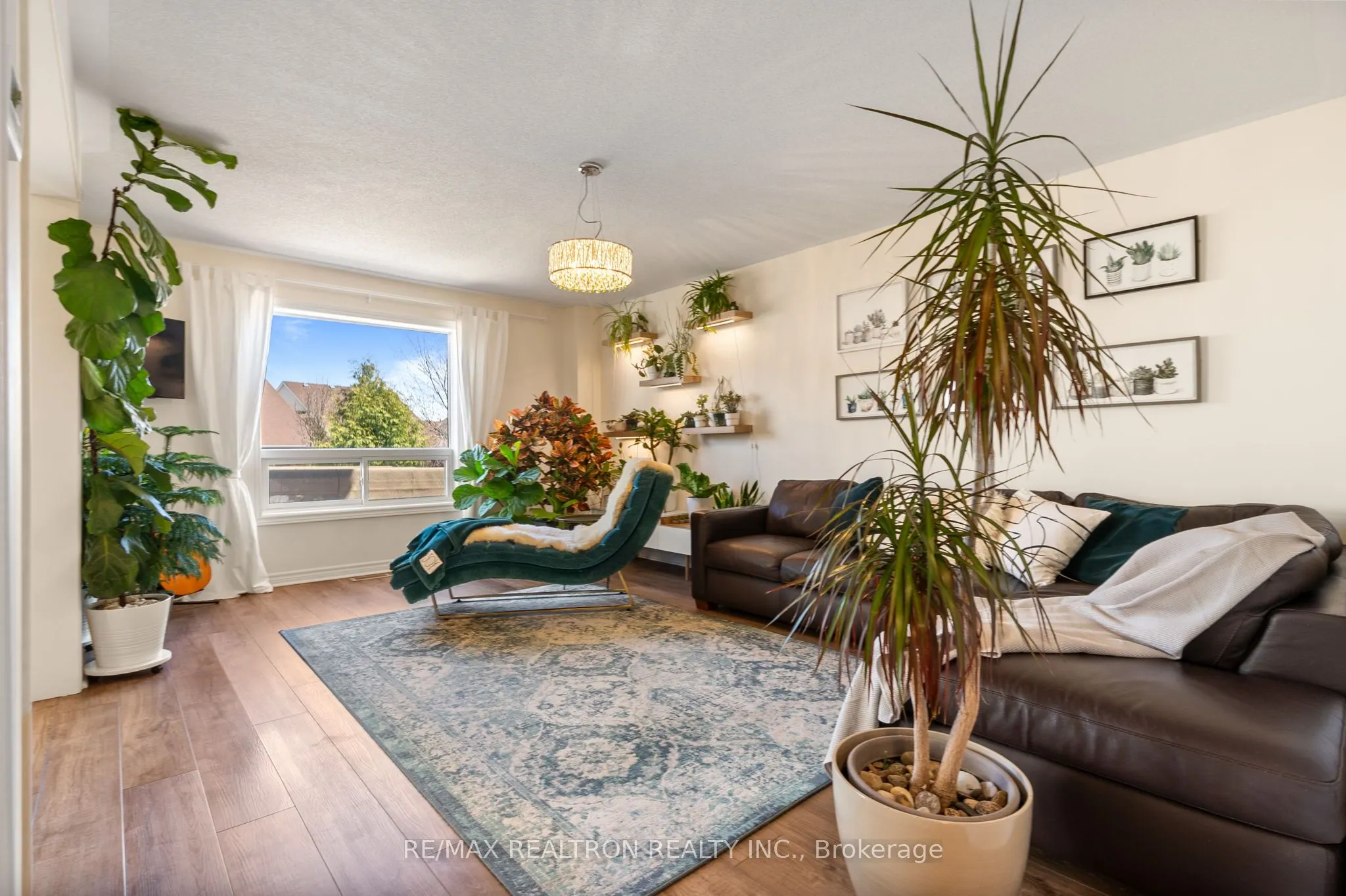 1308 Ashgrove Crescent