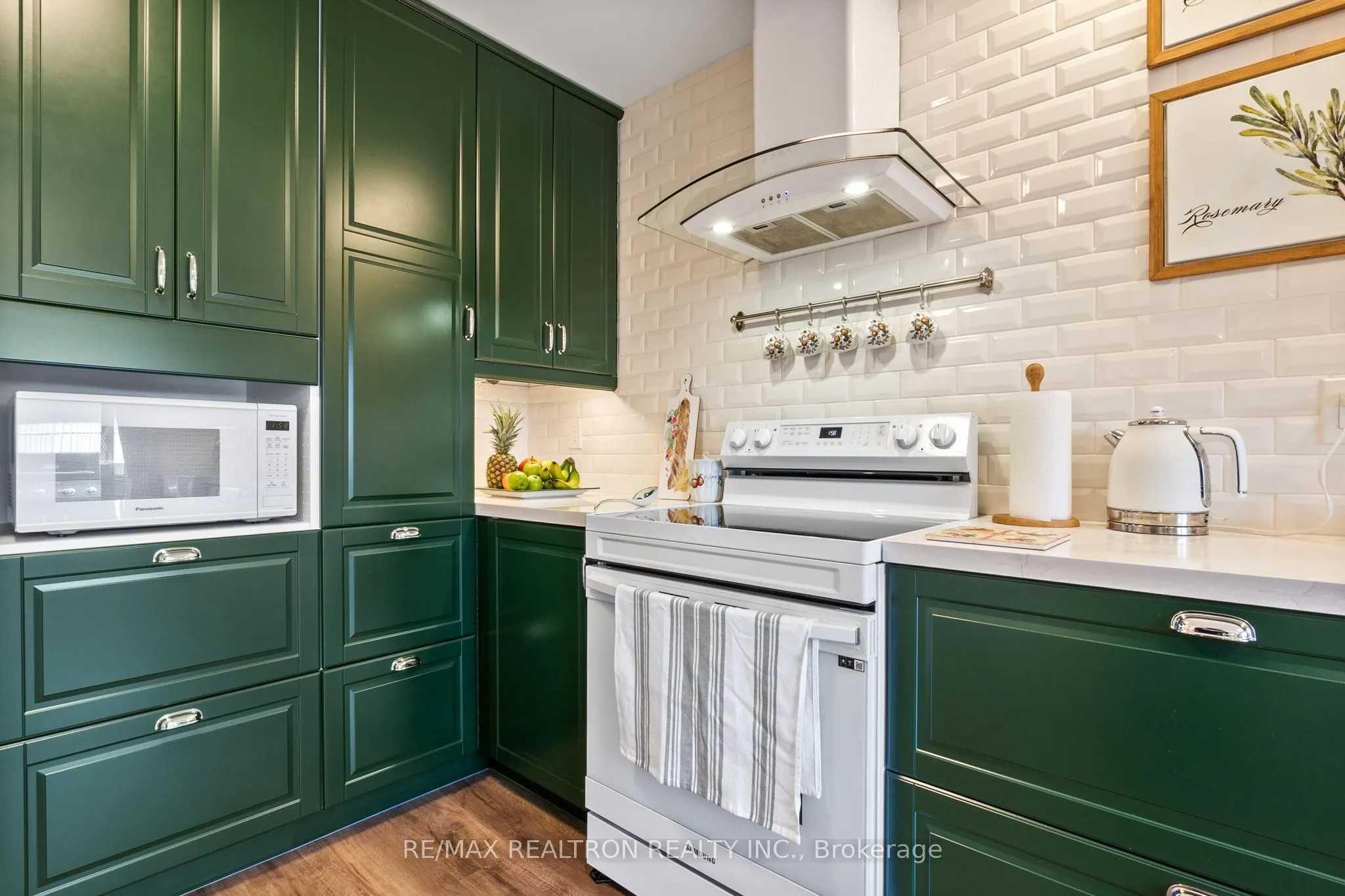 1308 Ashgrove Crescent
