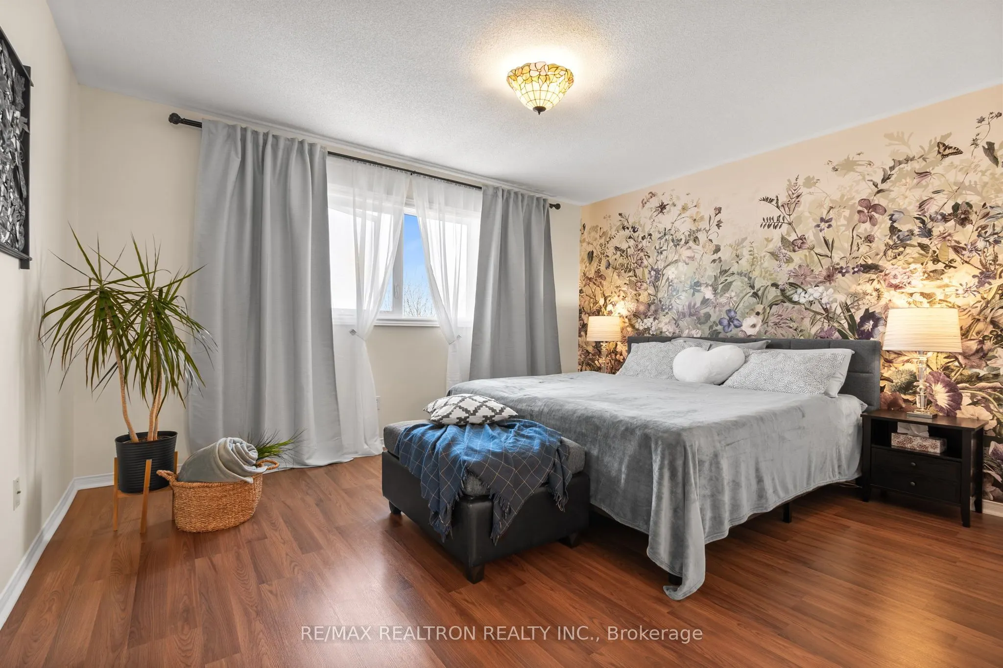1308 Ashgrove Crescent