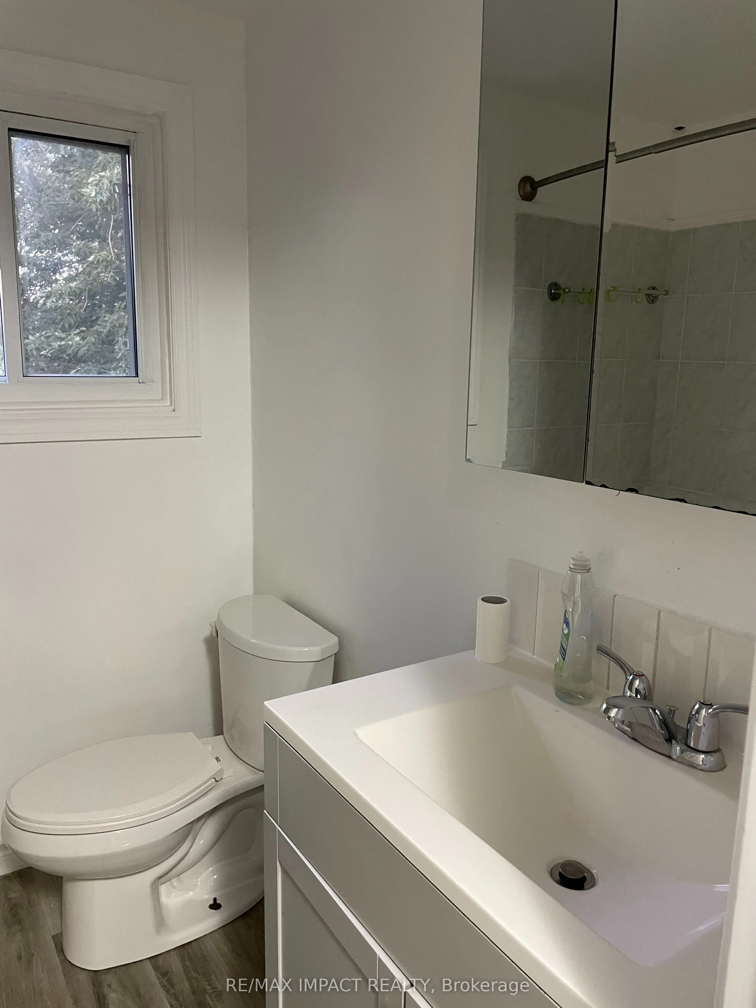 957 Glen Street S, #Upper