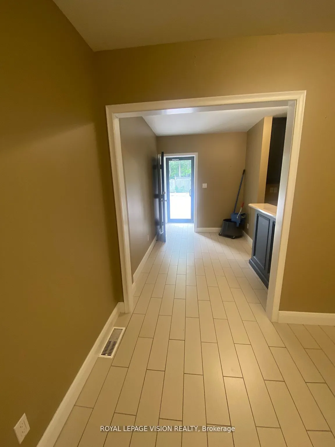 946 Simcoe Street N, #Unit 2