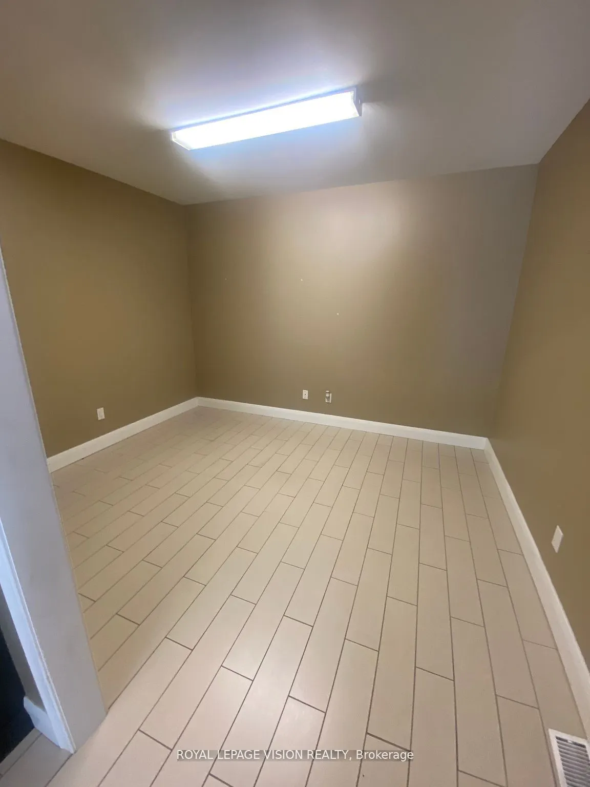 946 Simcoe Street N, #Unit 2