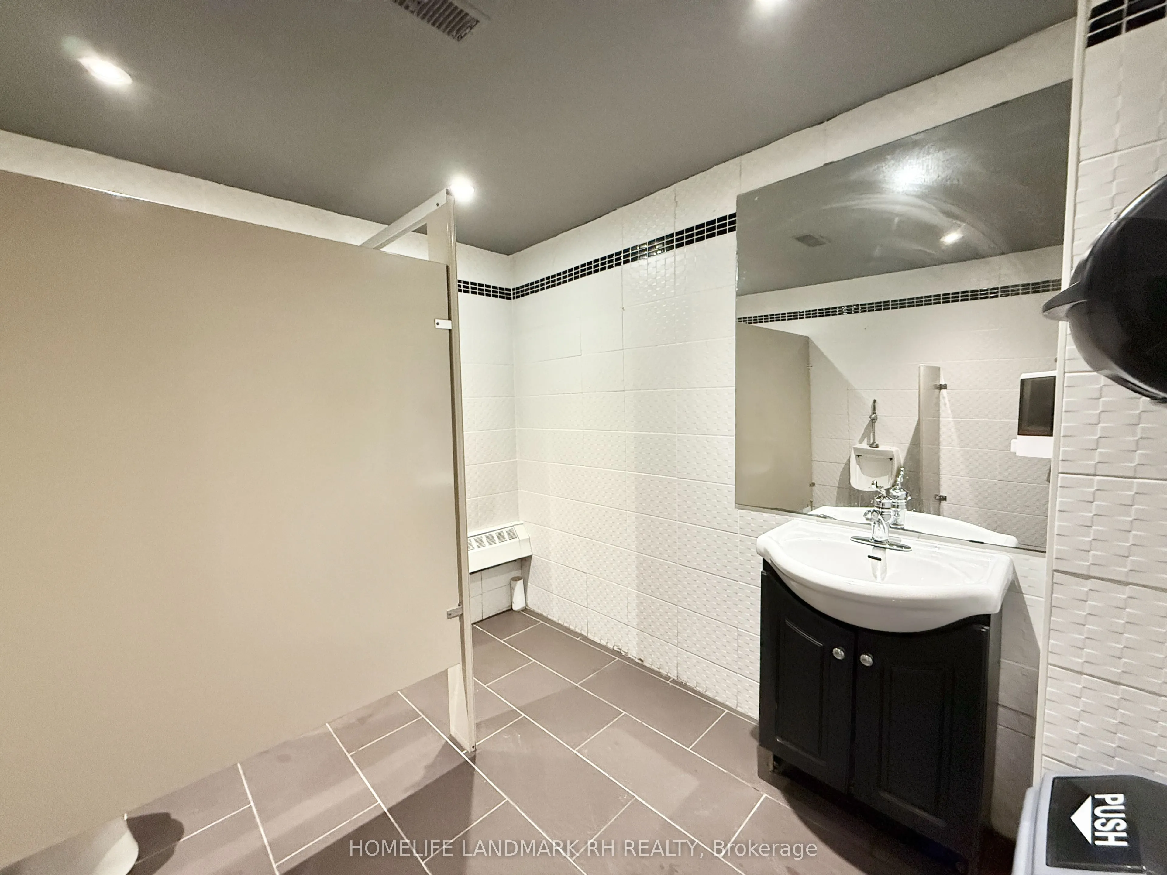 107 Brock Street S