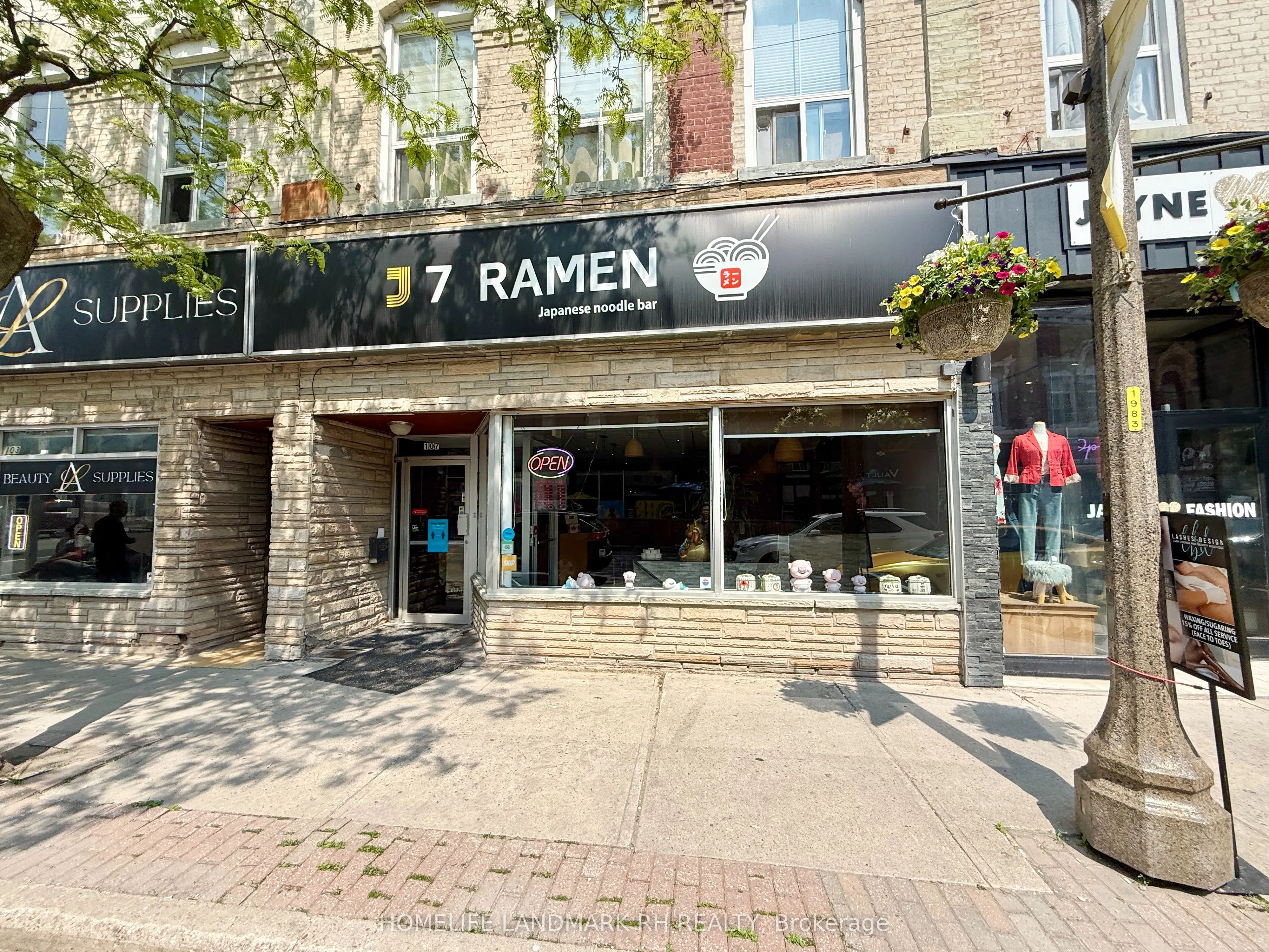 107 Brock Street S
