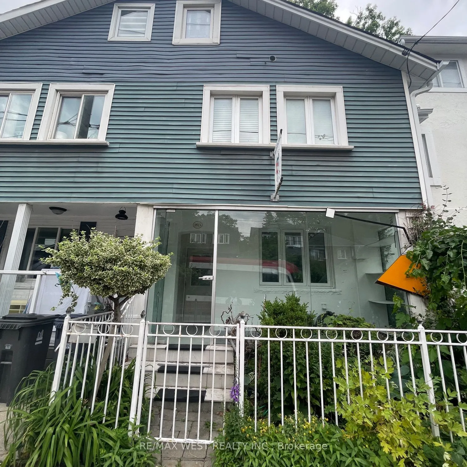 1813 Gerrard Street E