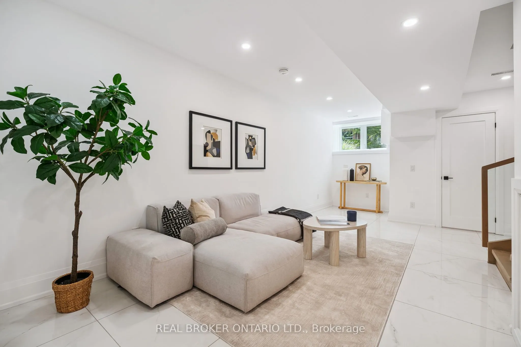 98 Hogarth Avenue