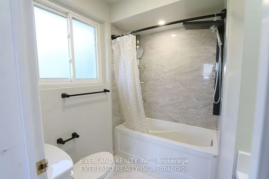 34 Invergordon Avenue, #upper