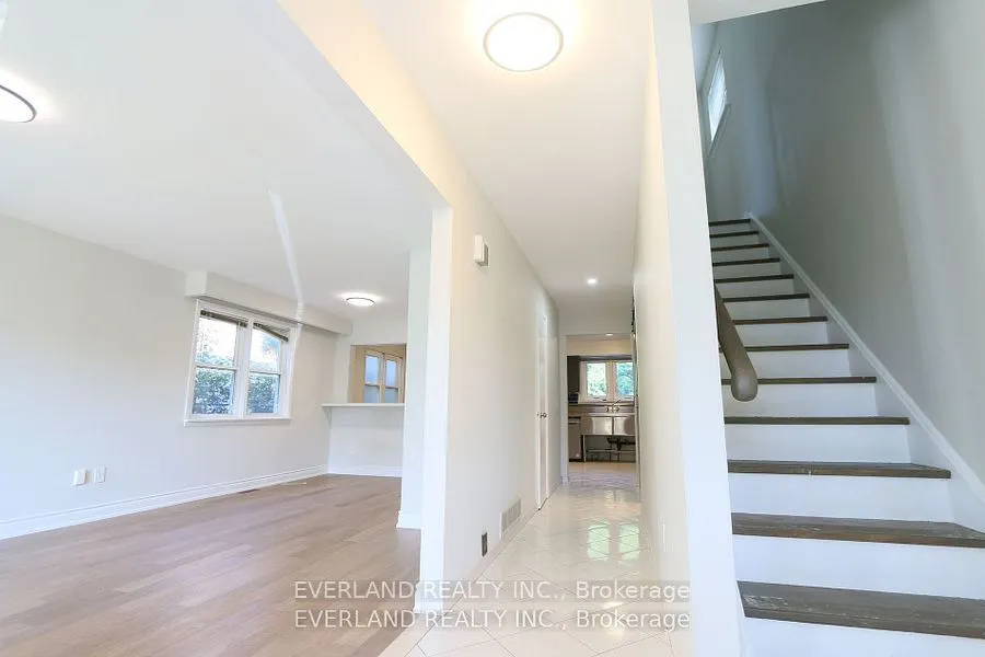 34 Invergordon Avenue, #upper