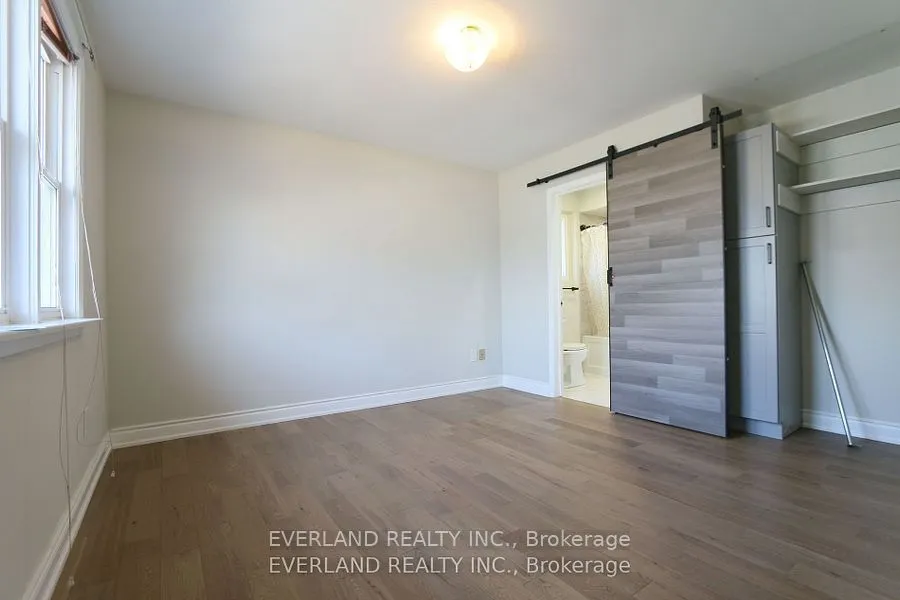 34 Invergordon Avenue, #upper