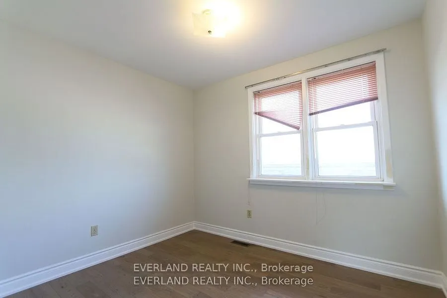 34 Invergordon Avenue, #upper