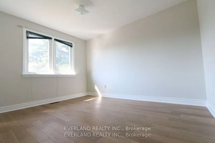34 Invergordon Avenue, #upper